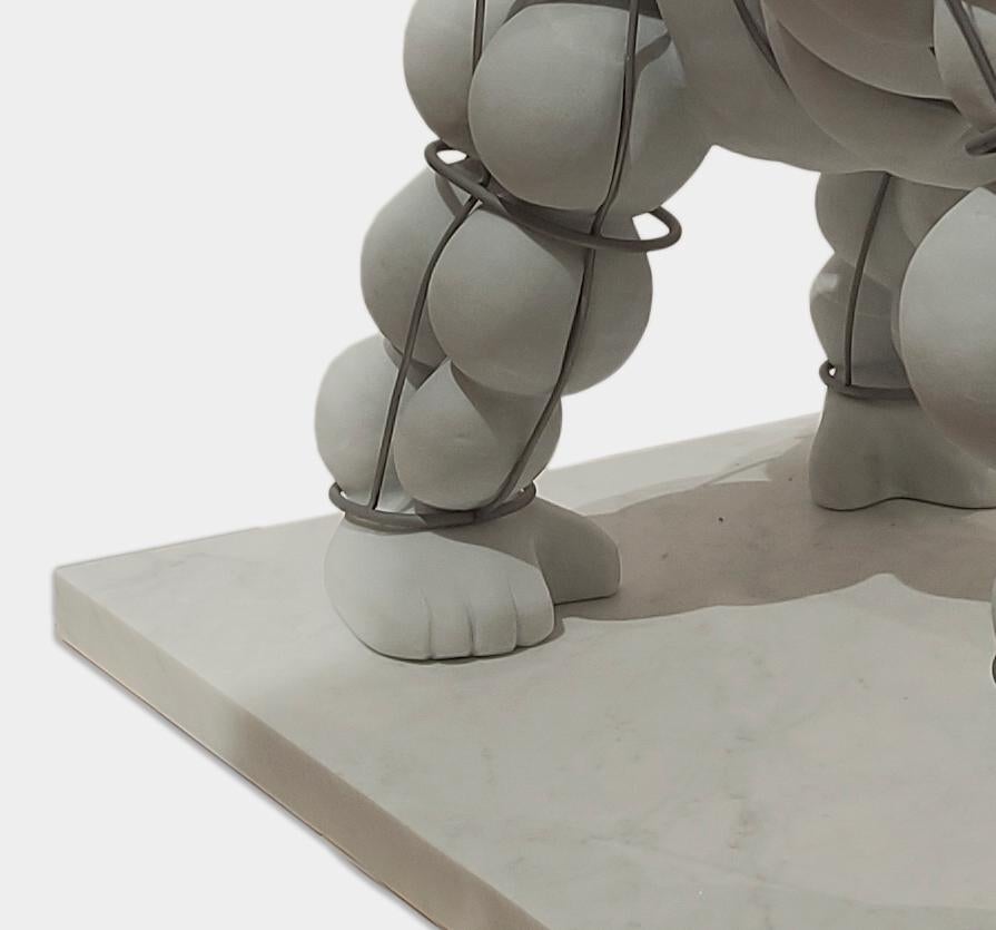 Gorila - 21. Jahrhundert, Zeitgenössische Skulptur, Figurativ, Marmor, Eisen (Grau), Figurative Sculpture, von Miquel Aparici
