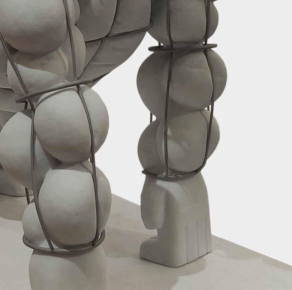 Gorila - 21. Jahrhundert, Zeitgenössische Skulptur, Figurativ, Marmor, Eisen im Angebot 1