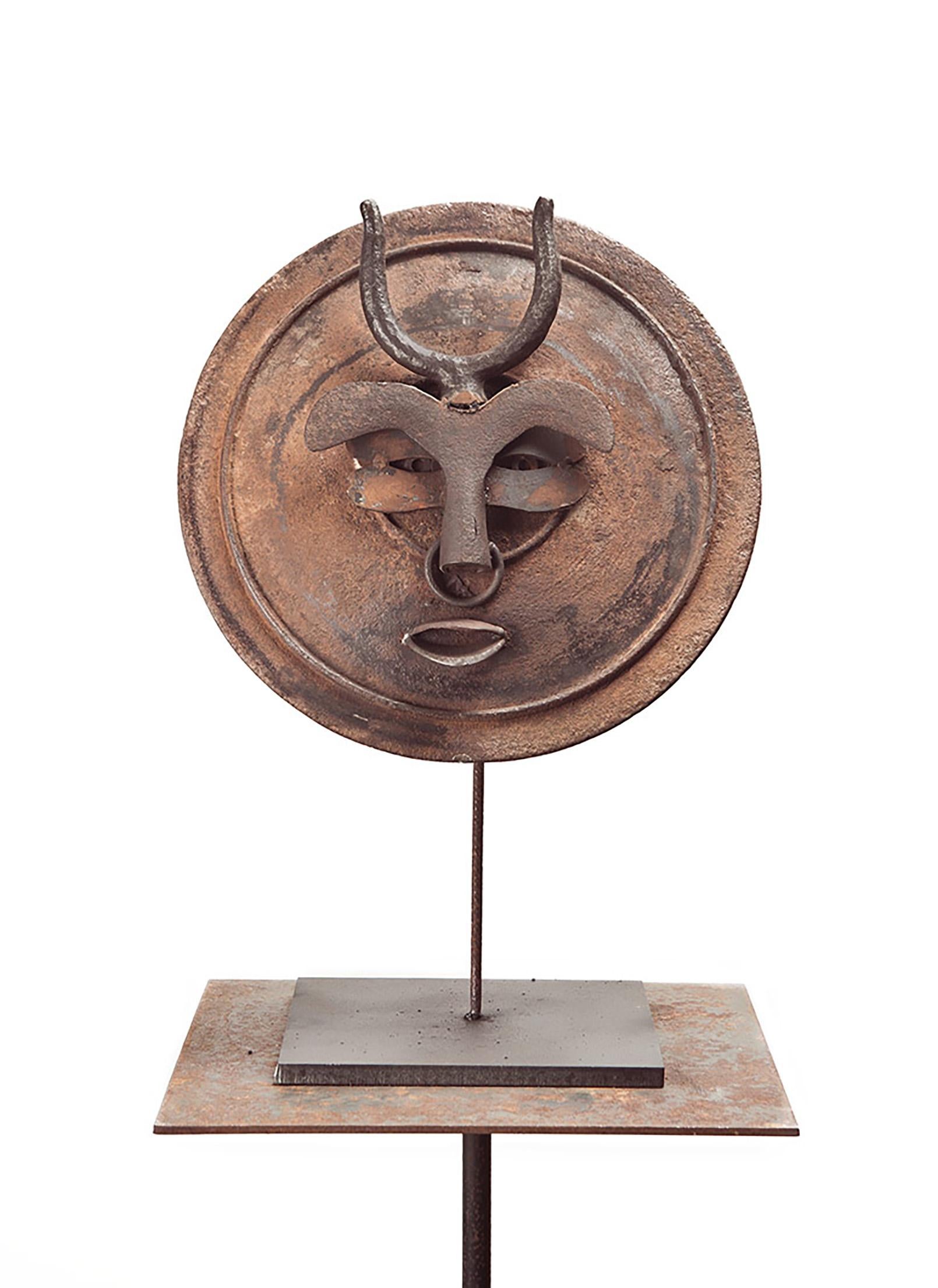 Máscara Azteca - 21e siècle, Sculpture contemporaine, Figurative, Objects for Objects recyclés - Contemporain Mixed Media Art par Miquel Aparici