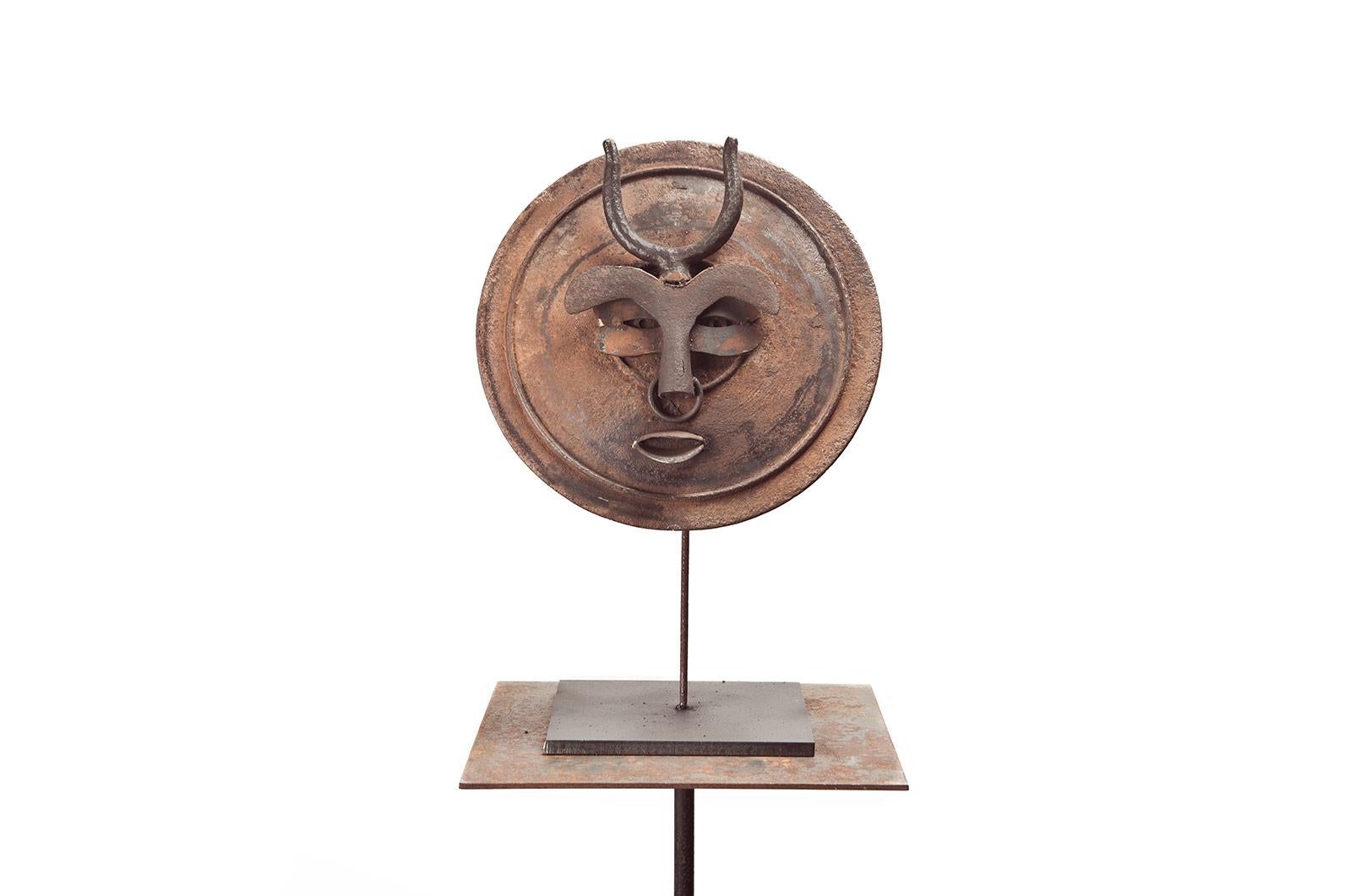 Máscara Azteca - 21. Jahrhundert, Contemporary Sculpture, Figurativ, Recycelte Objekte – Mixed Media Art von Miquel Aparici