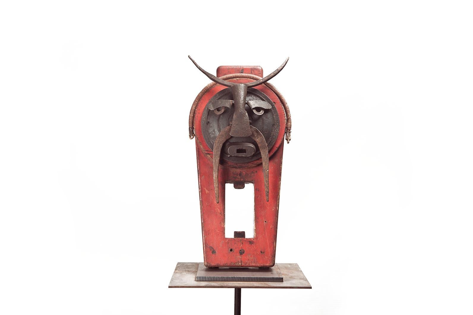 Miquel Aparici Figurative Sculpture - Mascarilla - 21st Century, Contemporary Sculpture, Figurative, Recycled Objects