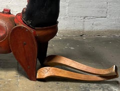 Perro Tumbado II- 21. Jahrhundert, Zeitgenössische Skulptur, Figurativ, Recycling