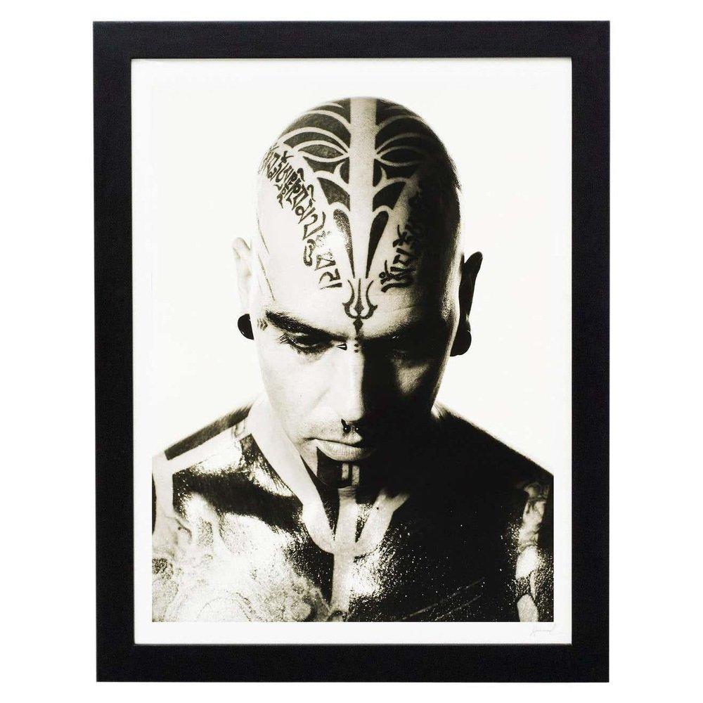 Miquel Arnal, Homme tatoué, photographie en noir et blanc signée de sa main, encadrée en vente 1