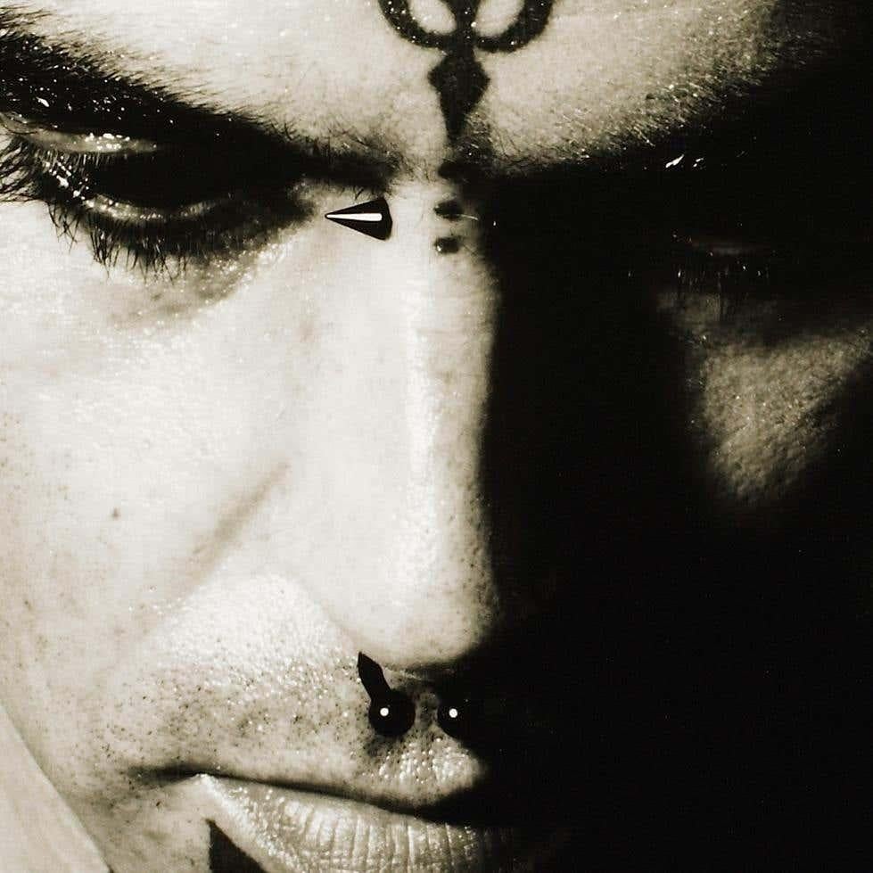 Miquel Arnal, Homme tatoué, photographie en noir et blanc signée de sa main, encadrée en vente 2