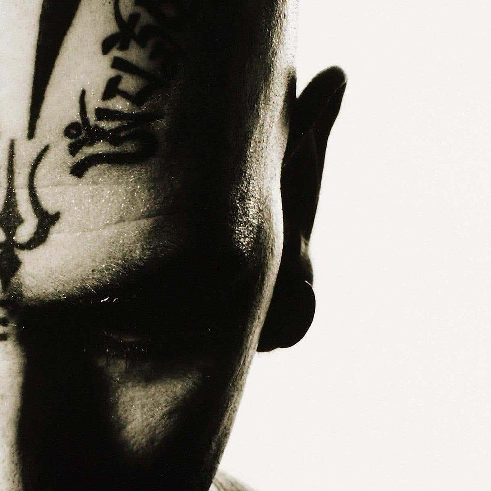 Miquel Arnal, Homme tatoué, photographie en noir et blanc signée de sa main, encadrée en vente 3