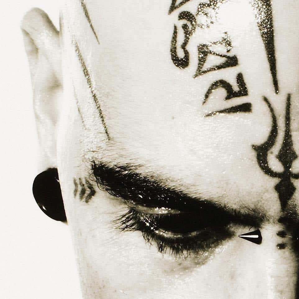 Miquel Arnal, Homme tatoué, photographie en noir et blanc signée de sa main, encadrée en vente 4