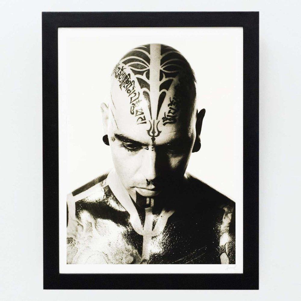 Miquel Arnal, Homme tatoué, photographie en noir et blanc signée de sa main, encadrée en vente 7