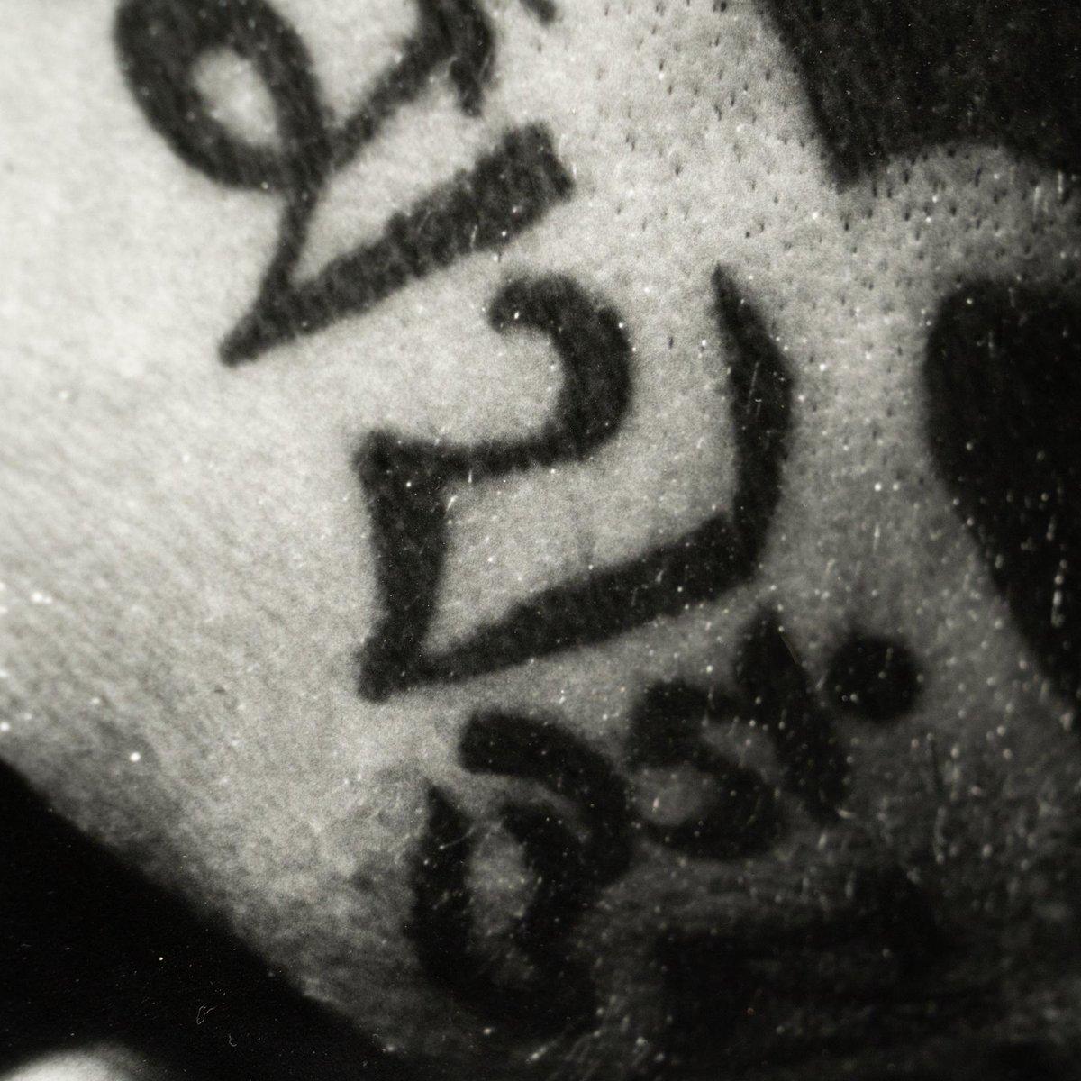 Miquel Arnal, Homme tatoué, photographie en noir et blanc signée de sa main, encadrée en vente 10