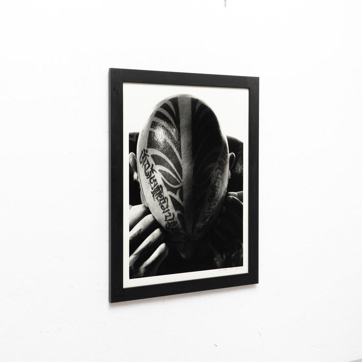 Miquel Arnal, Homme tatoué, photographie en noir et blanc signée de sa main, encadrée en vente 3