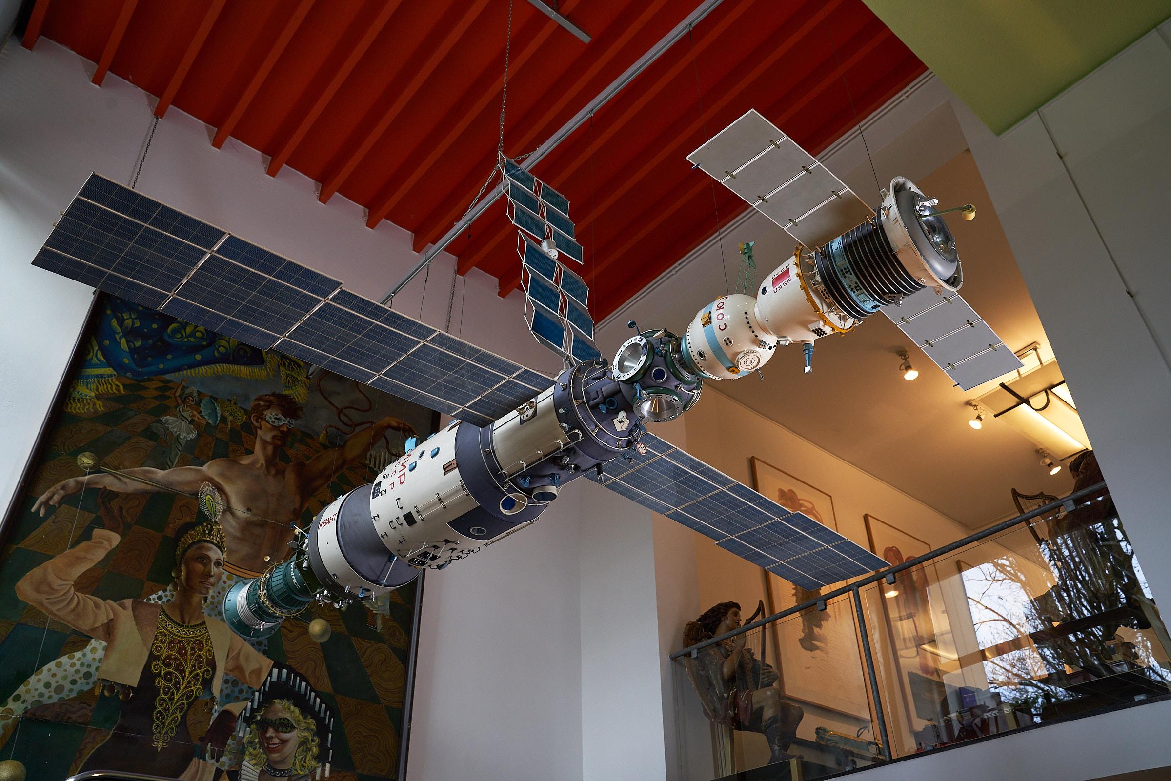 Wir präsentieren ein außergewöhnliches Stück Raumfahrtgeschichte - das maßstabsgetreue Originalmodell des Mir-Prototyps aus Russland. Dieses bemerkenswerte Artefakt befindet sich seit 30 Jahren in unserem Besitz und wird wie ein wertvolles