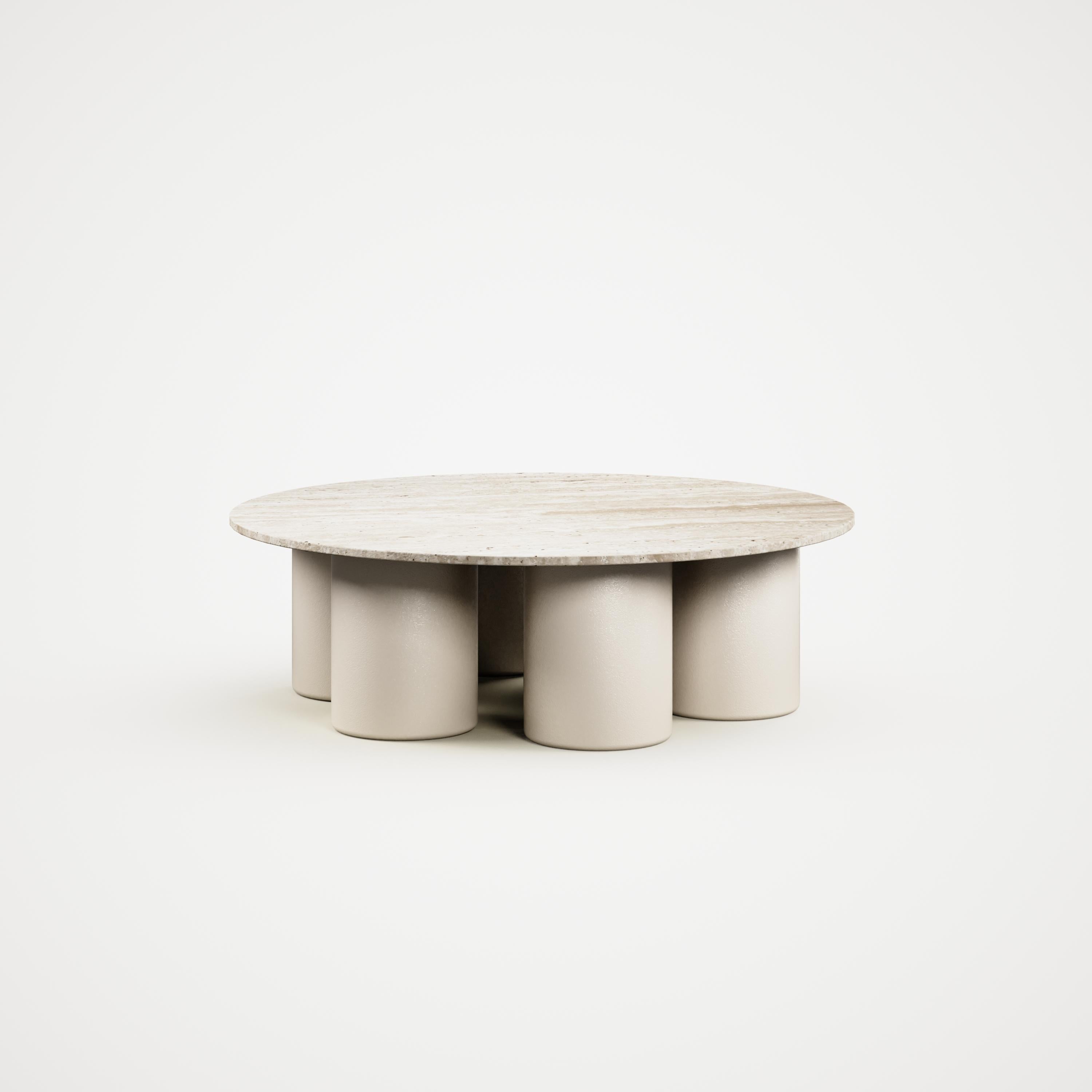 Table basse ronde haut de gamme en acier inoxydable avec plateau en travertin, conçue par Vincent Mazenauer. La table peut être laquée dans toutes les couleurs (blanc, noir, gris, or, jaune, rouge, jaune, bleu, etc.) 
Cette table provient de la