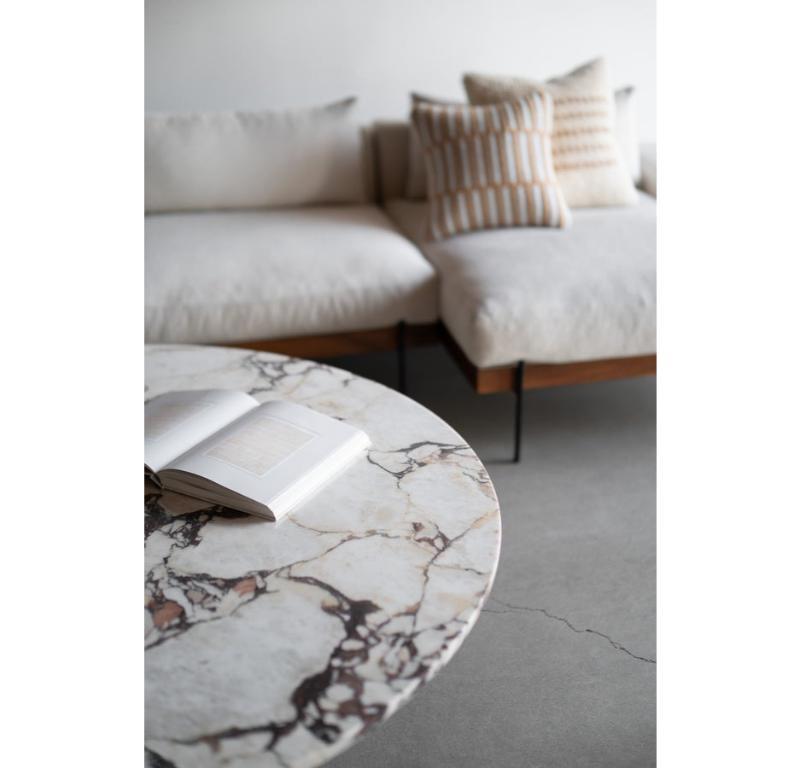 La table basse Mira est conçue autour du magnifique marbre Calcatta Viola. La base sert de piédestal pour présenter le plateau rond de 60