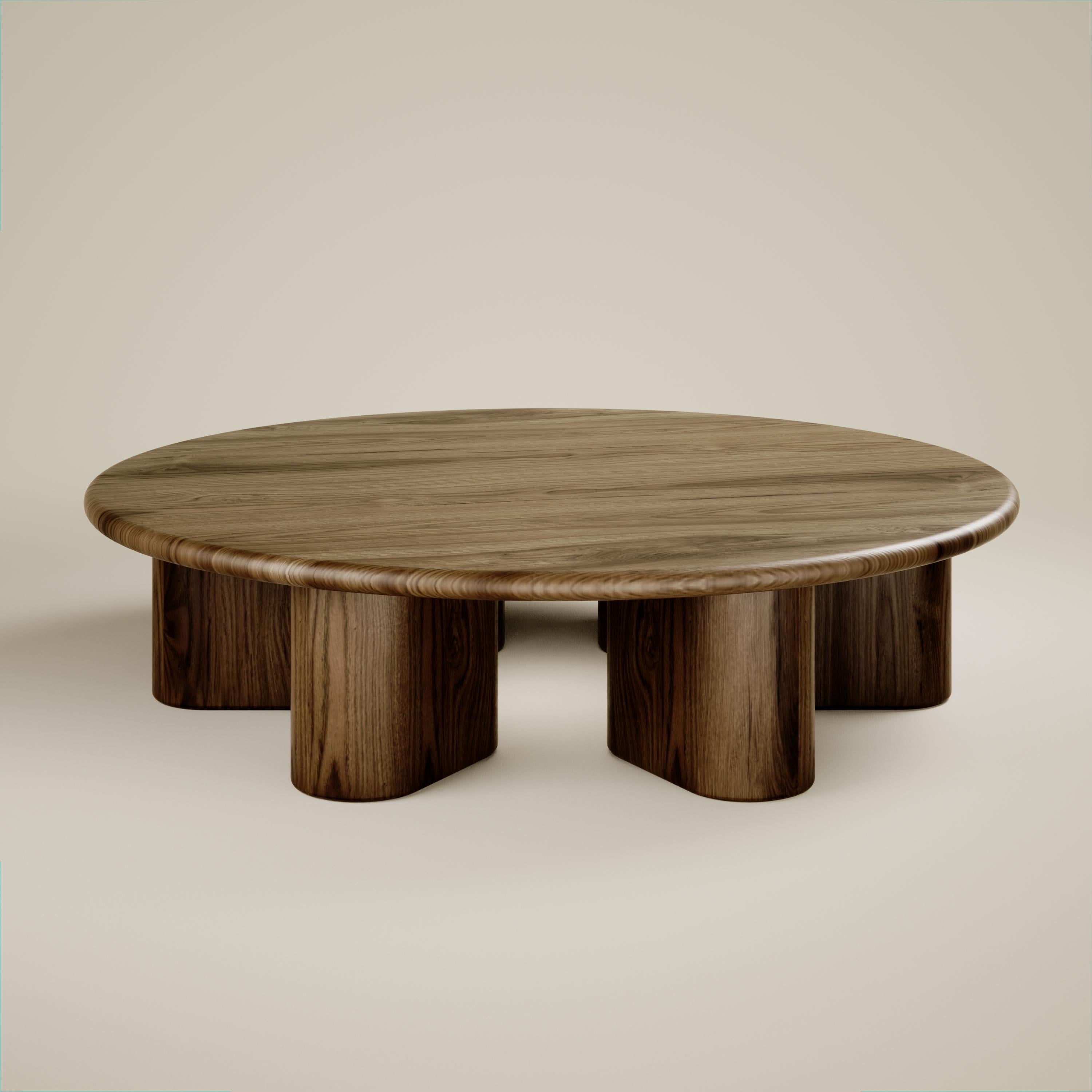 Hochwertiger runder Tisch aus massivem Walnussholz, entworfen von Vincent Mazenauer. Der Tisch kann auf Wunsch auch in anderen Massivhölzern wie Eiche, Eukalyptus,... hergestellt werden.
Dieser Tisch stammt aus der Element Couchtisch-Kollektion von