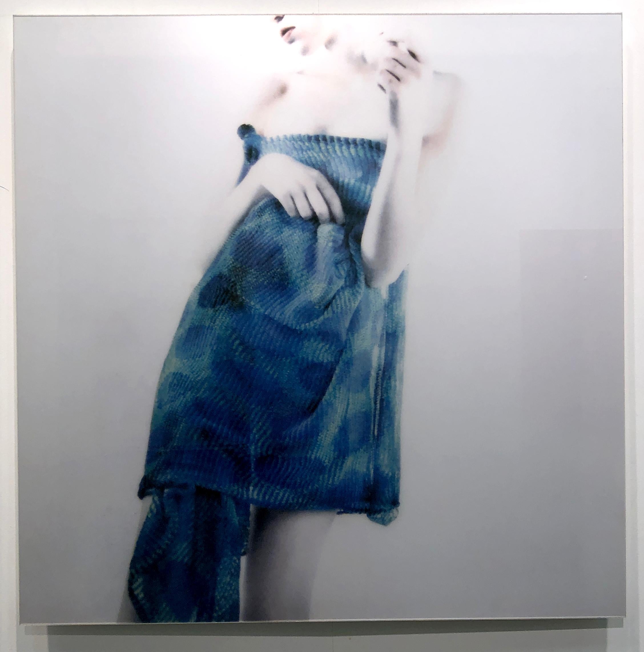Azul Azul, figurative und feminine Fotografie, Mira Loew, Serie Bright Bodies im Angebot 1