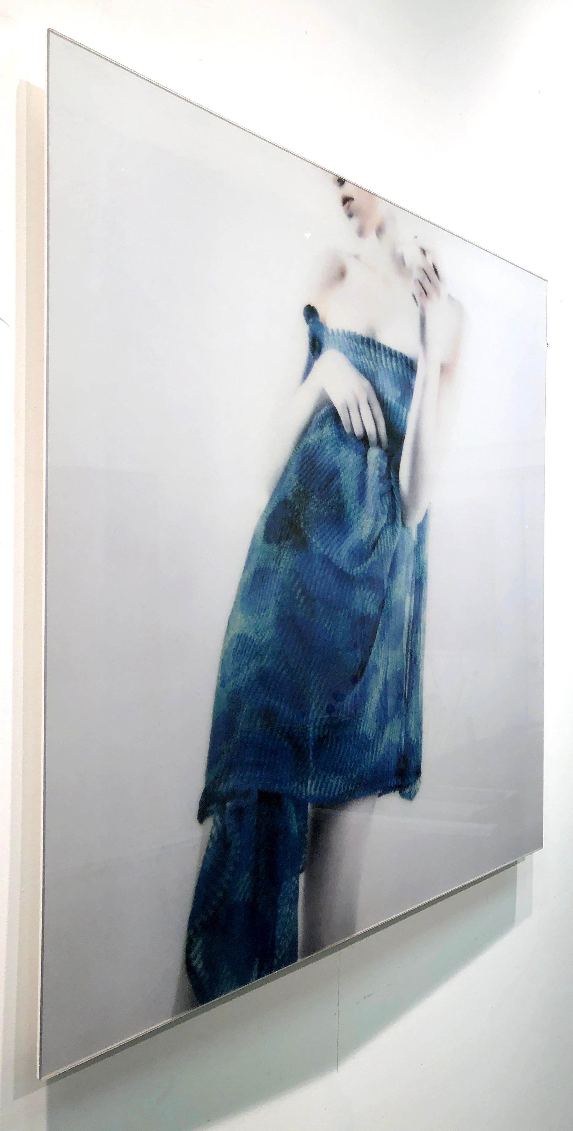 Azul Azul, photographie figurative et féminine, série Mira Loew, Bright Bodies en vente 3