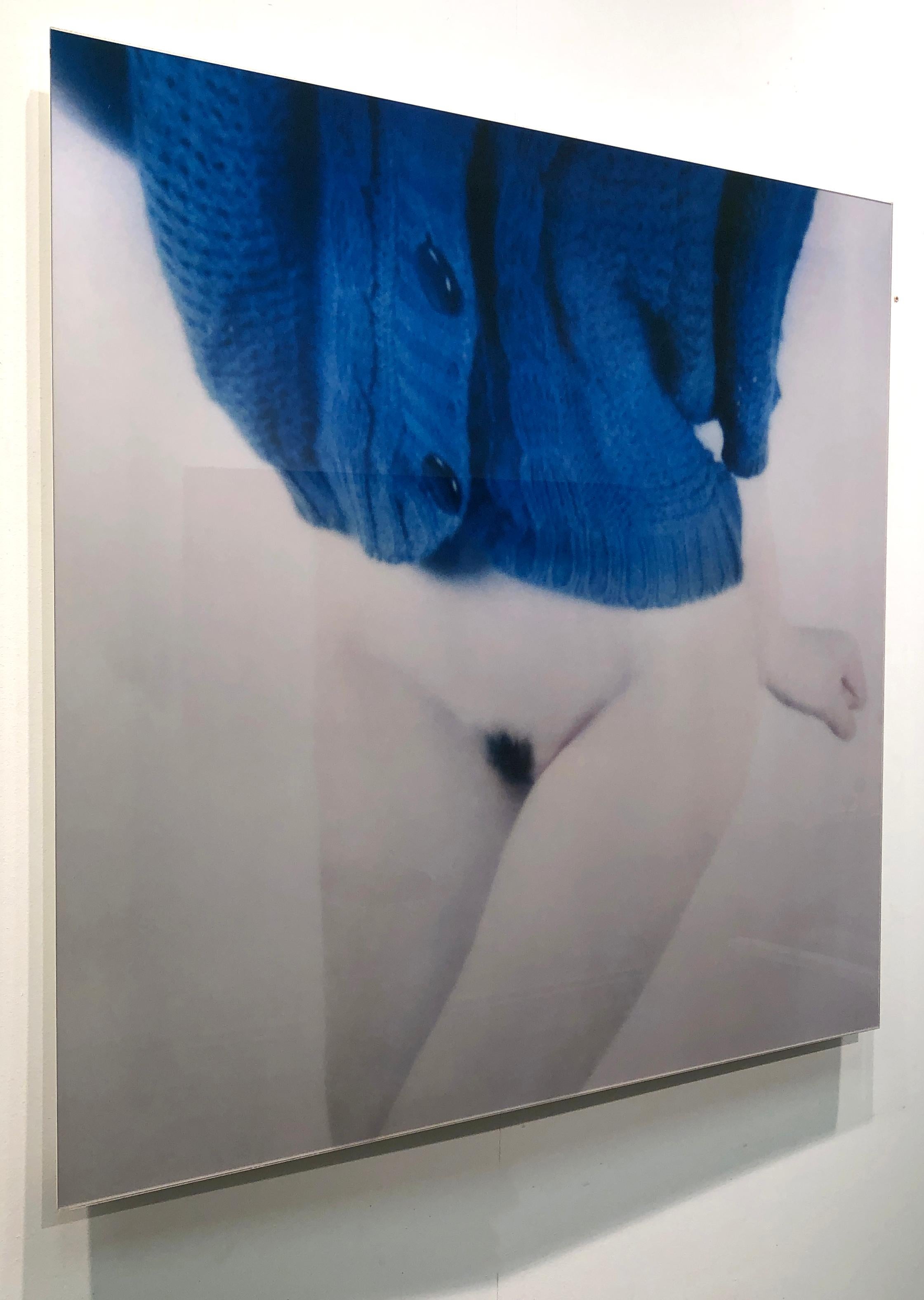 tricoté semi-nu et bleu, issu de la série de photographies Bright Bodies - Contemporain Photograph par Mira Loew