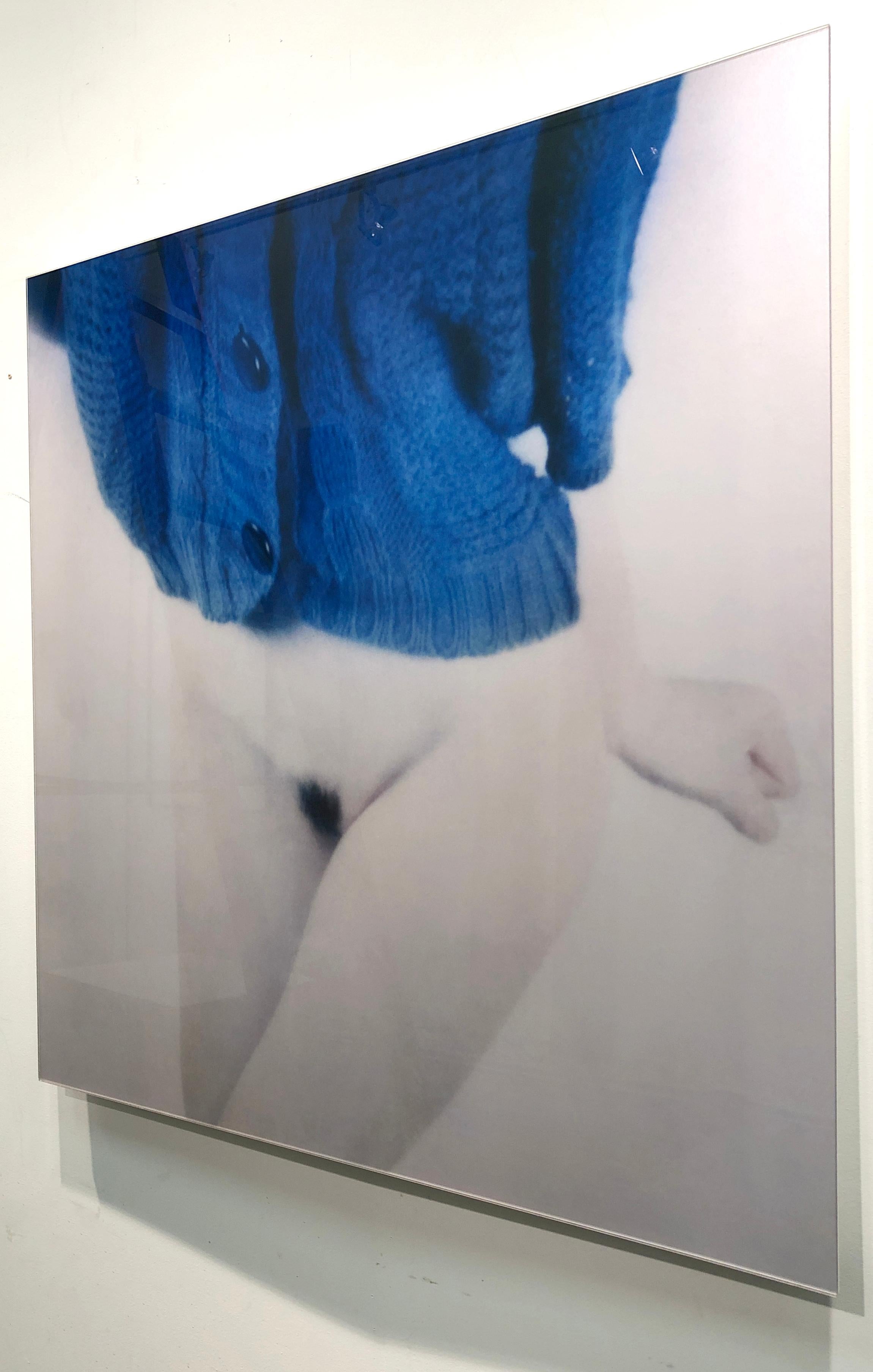 tricoté semi-nu et bleu, issu de la série de photographies Bright Bodies - Gris Figurative Photograph par Mira Loew