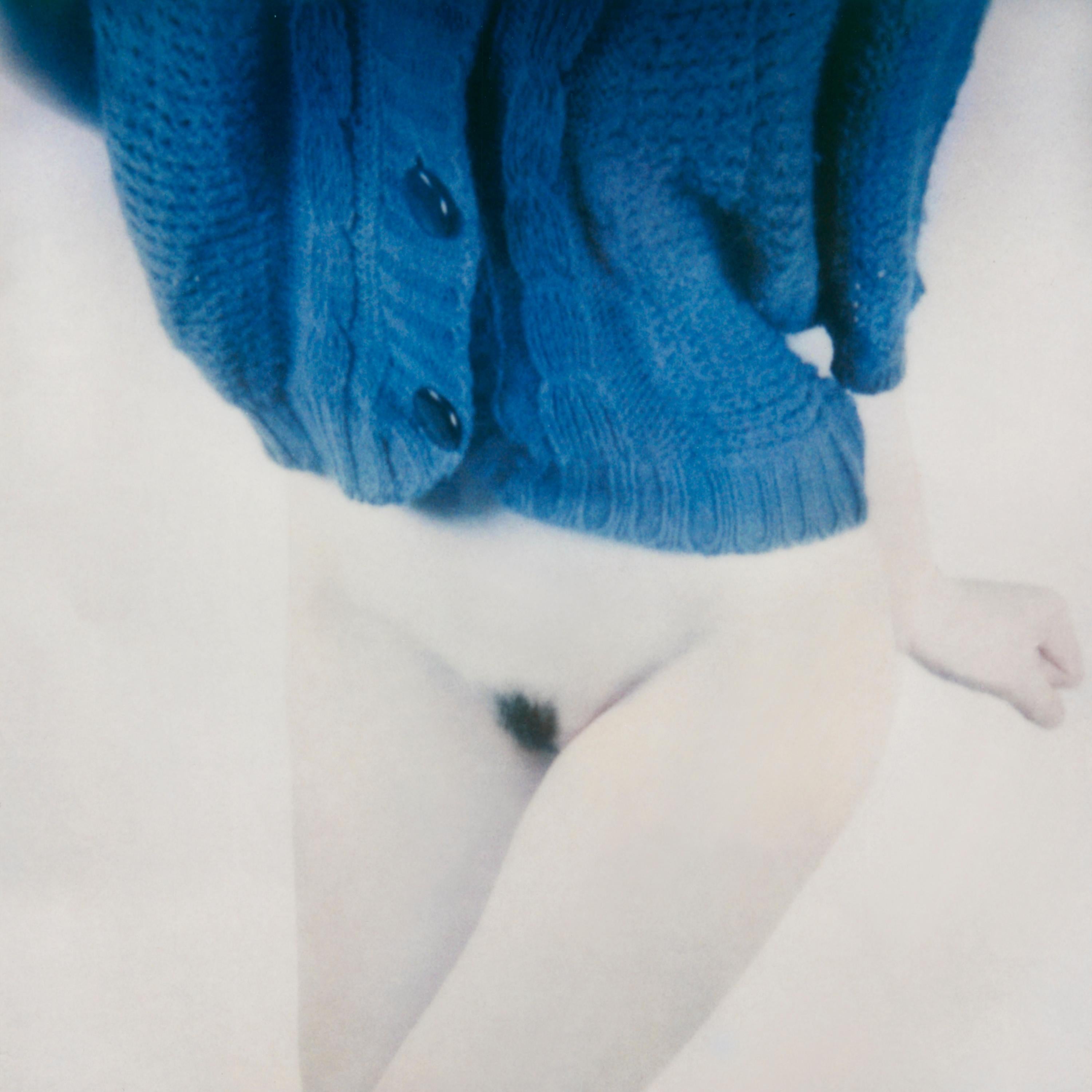 Figurative Photograph Mira Loew - tricoté semi-nu et bleu, issu de la série de photographies Bright Bodies