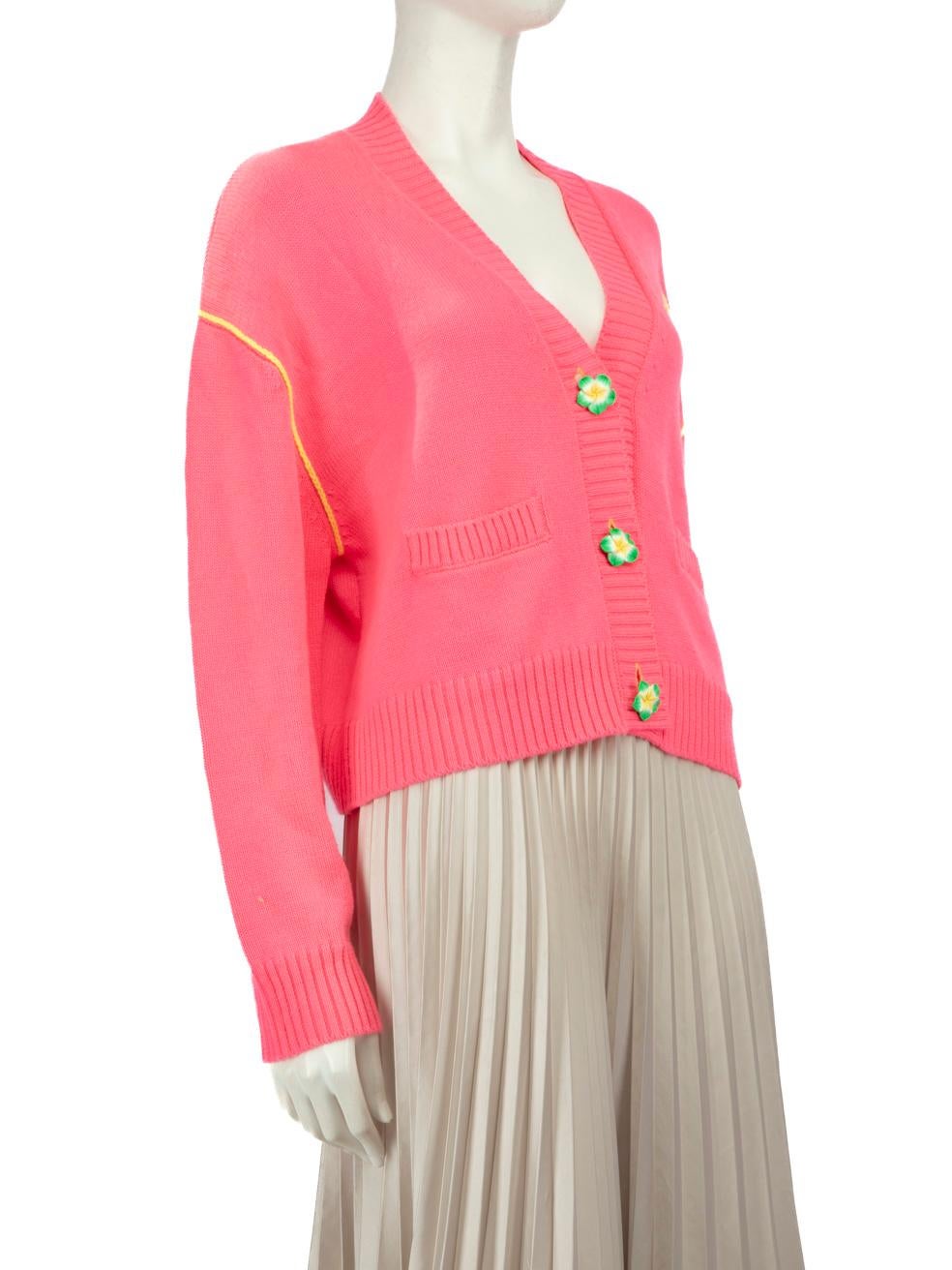 El ESTADO es Muy bueno. Esta prenda de segunda mano de Mira Mikati apenas presenta desgaste visible.
 
 Detalles
 Rosa neón 
 Lana
 Chaqueta de punto
 Cierre con botones florales
 Cuello en V
 Bordado 