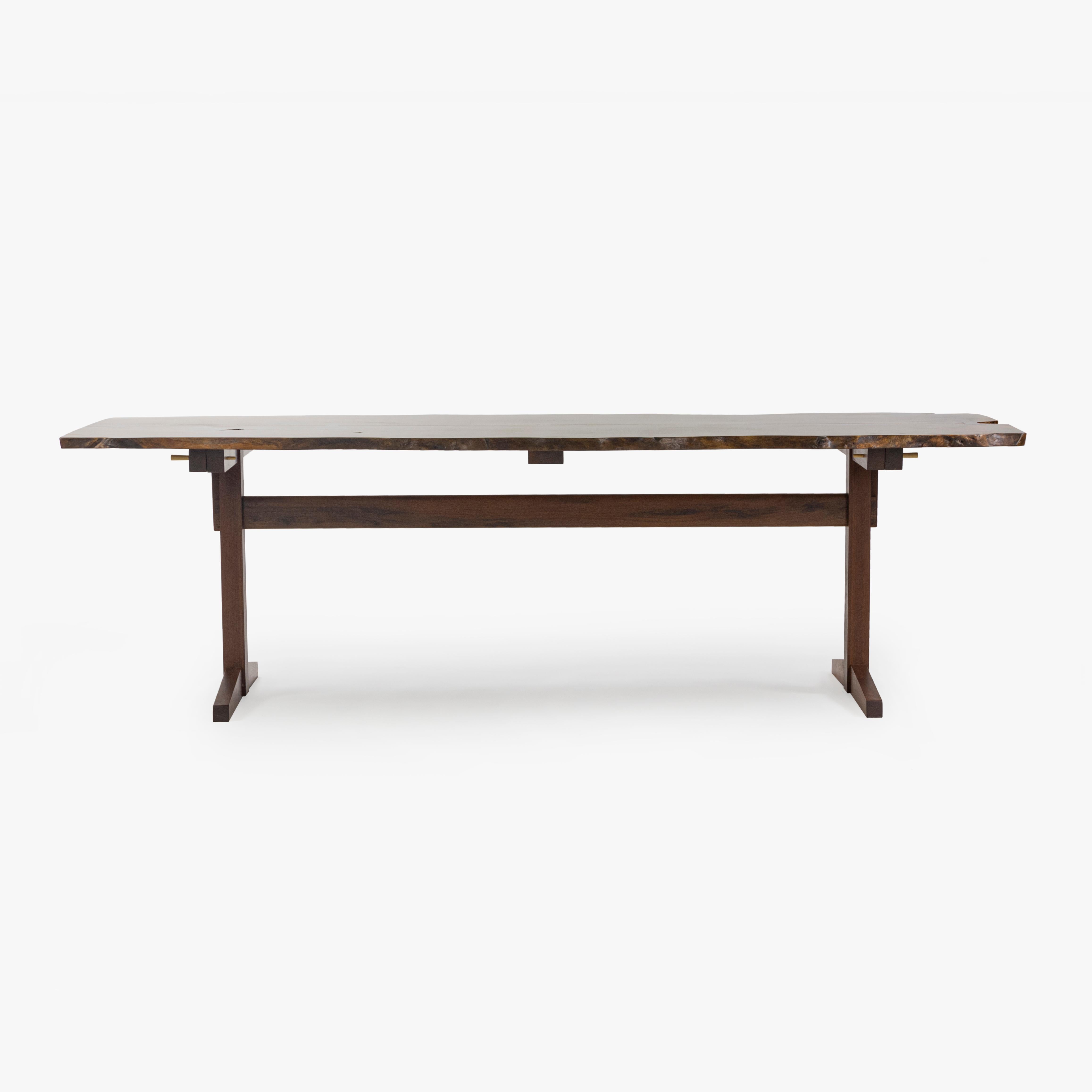 Falegnameria Tavolo da pranzo a cavalletto Mira Nakashima 96 x 46 pollici in radica di mirto con base in noce in vendita