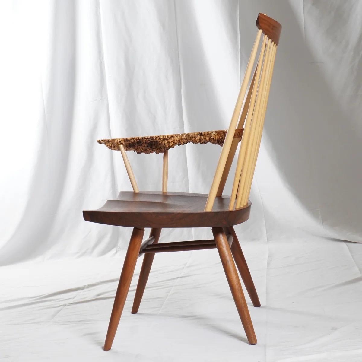 Chaise à accoudoirs en dalles de Mira Nakashima.

Une pièce unique fabriquée aux États-Unis, signée et datée de 2021.

Le mélange de menuiserie raffinée et de formes organiques propre à Nakashima est illustré dans cette chaise, qui présente une