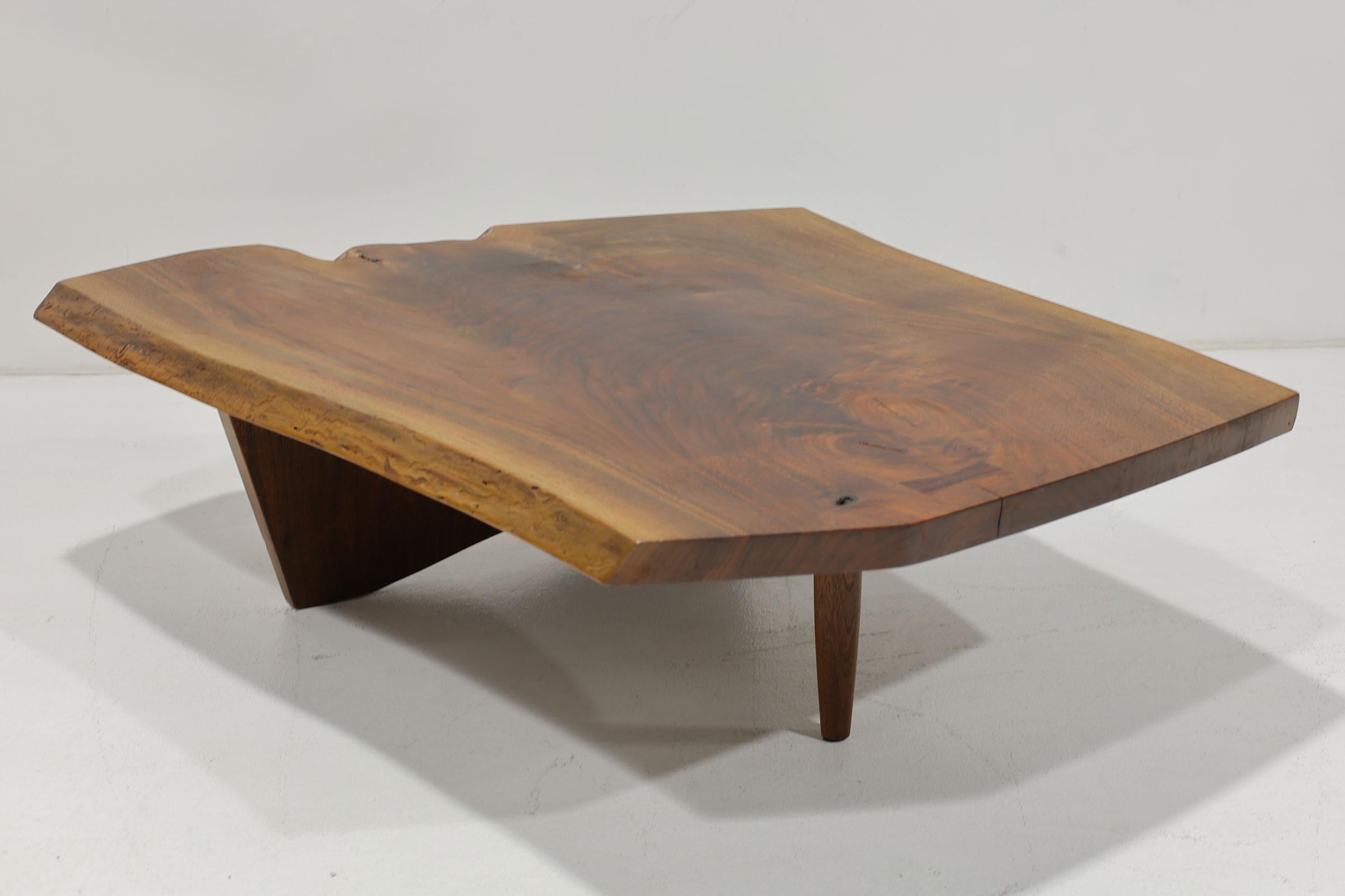 Der Tisch besteht aus einer einzelnen Platte mit freien Kanten, Saftmaserung, Astdetails und einem Schmetterling aus Rosenholz. Signiert und datiert auf der Unterseite 