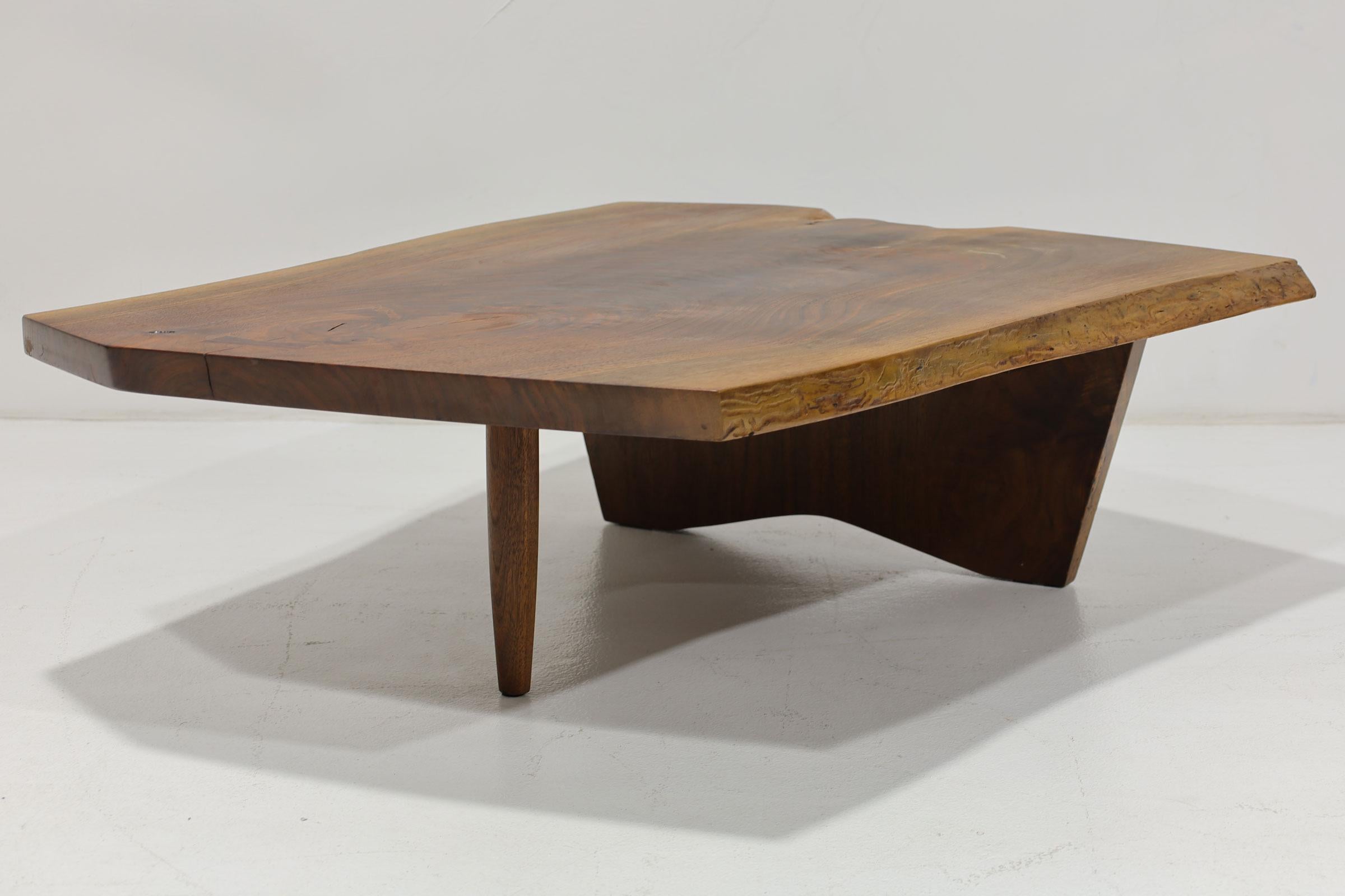 Mira Nakashima Conoid Slab Cocktail Table in Black Walnut and Rosewood, Signed In Good Condition For Sale In Dallas, TX