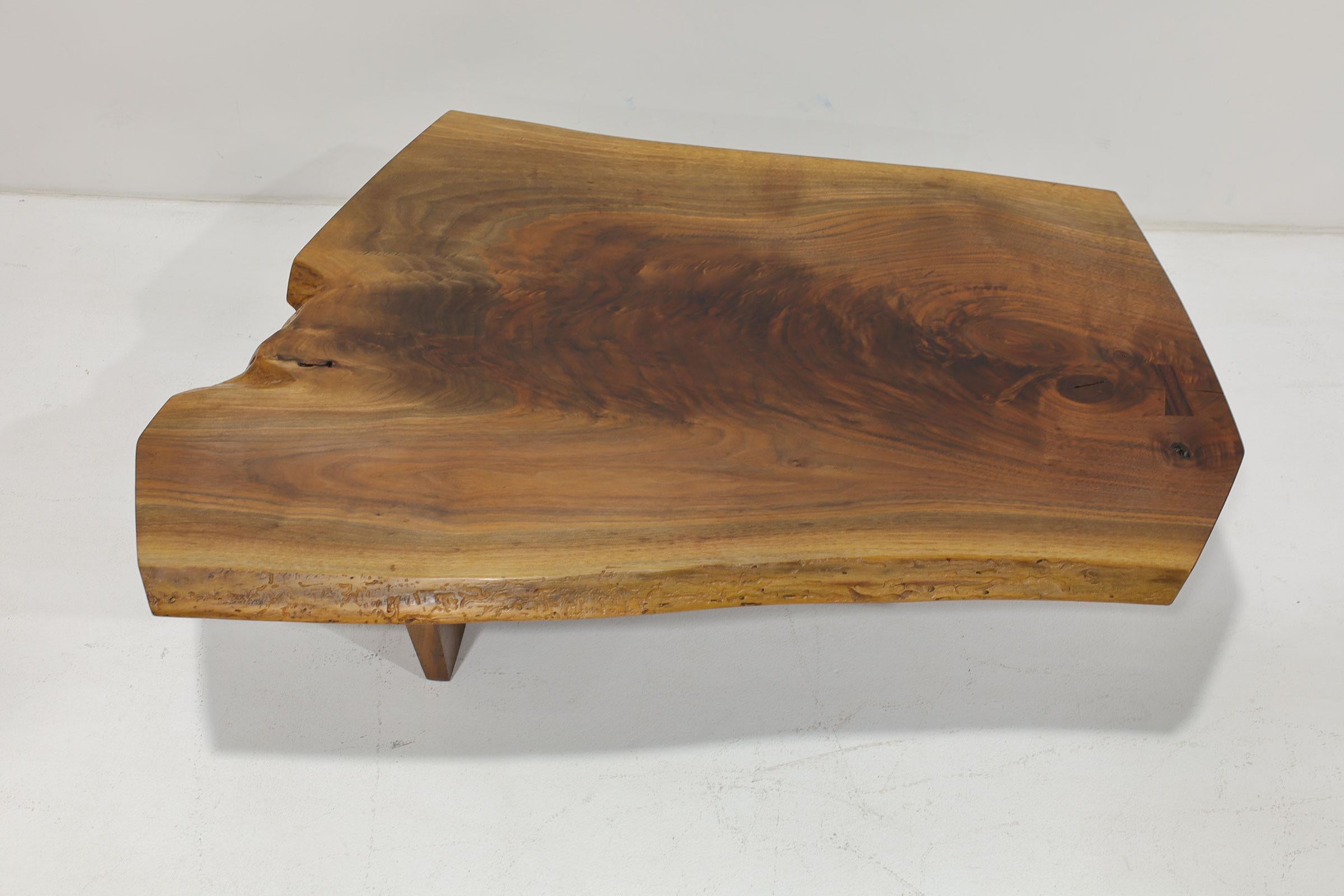Mira Nakashima Conoid Slab Cocktail Table in Black Walnut and Rosewood, Signed In Good Condition For Sale In Dallas, TX
