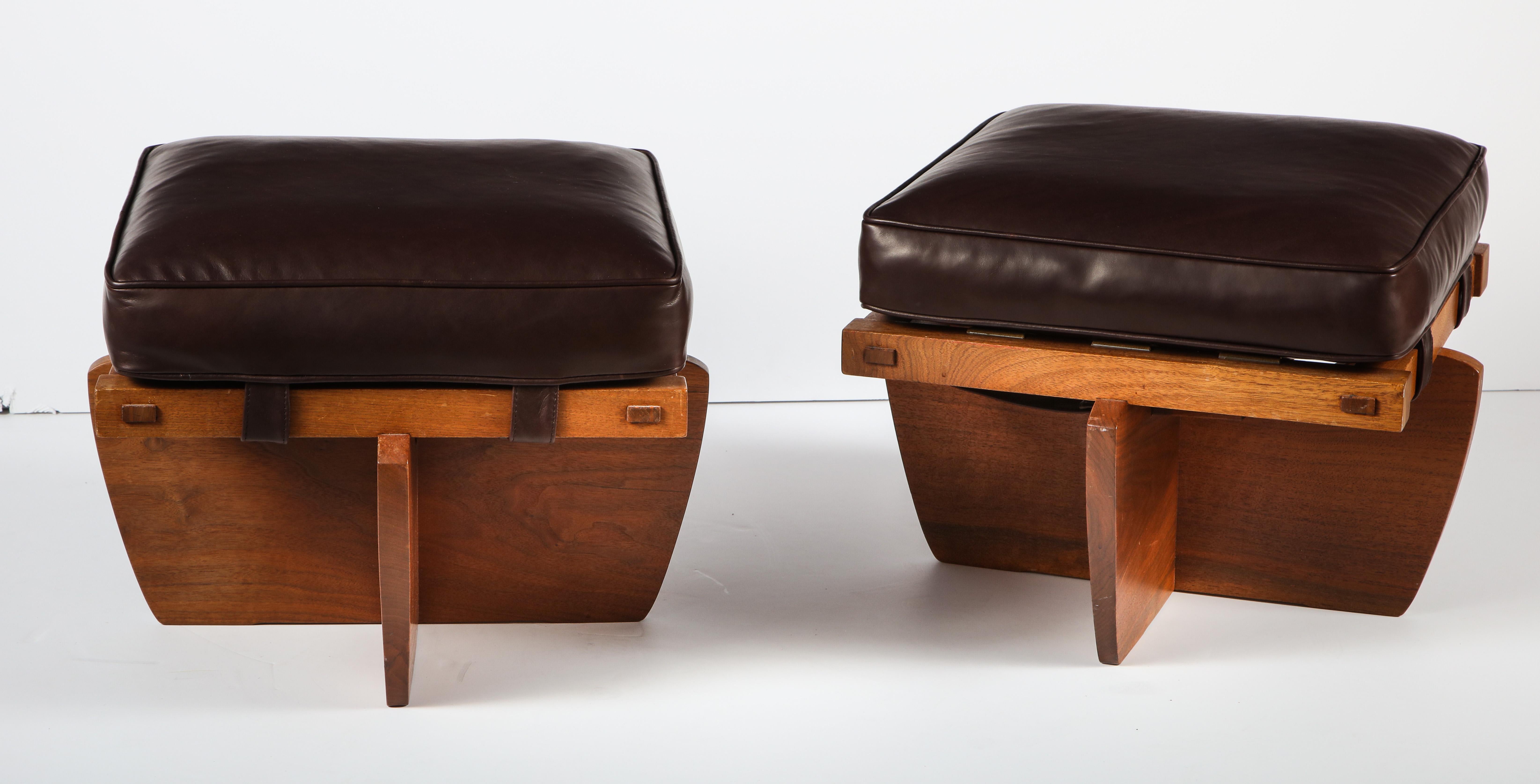 Mira Nakashima Signed Greenrock Walnut & Brown Leather Ottomans/Stools, USA 1992 In Excellent Condition In New York, NY
