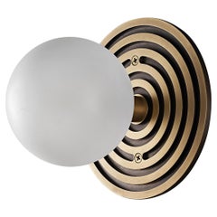 Mira, runder Wandleuchter aus natürlichem Messing und mundgeblasenem Glas, von Blueprint Lighting