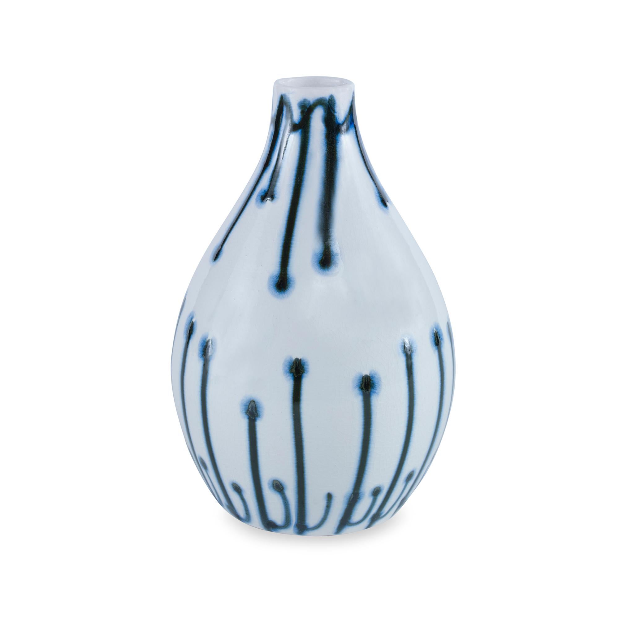 Eine handbemalte Vase aus Steingut mit einer reaktiven blauen Glasur. Da es sich um ein handgefertigtes Produkt handelt, sind Abweichungen von Stück zu Stück zu erwarten.
 