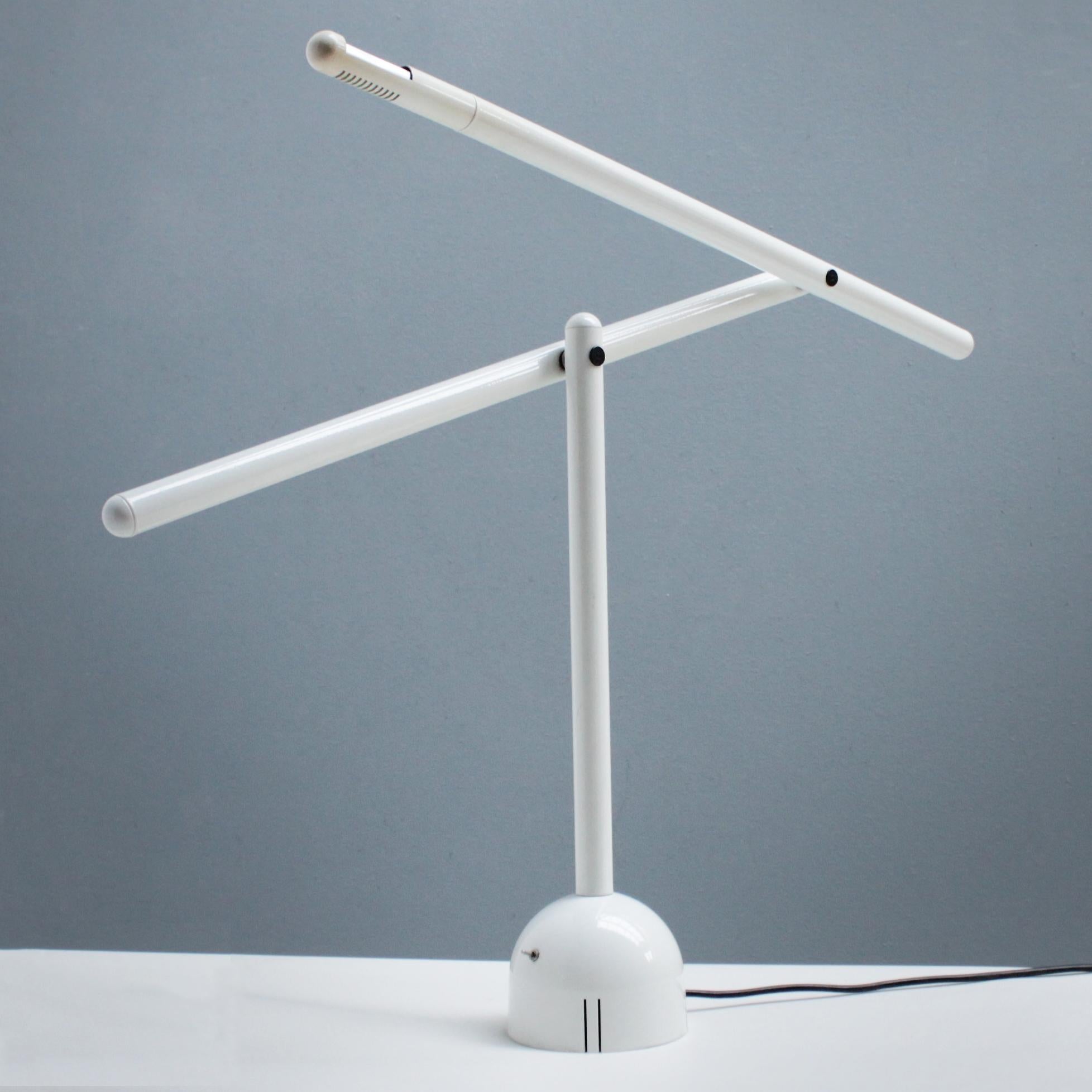 Articulated Italian Mira table lamp by Mario Arnaboldi for Programmaluce, in white enameled metal. Dimensions: height 21.3 (54 cm), width 32.3 in. (82 cm), depth 5.9 inches (15 cm). Diameter base 5.9 inches (15 cm). The lamp takes a G9 halogen