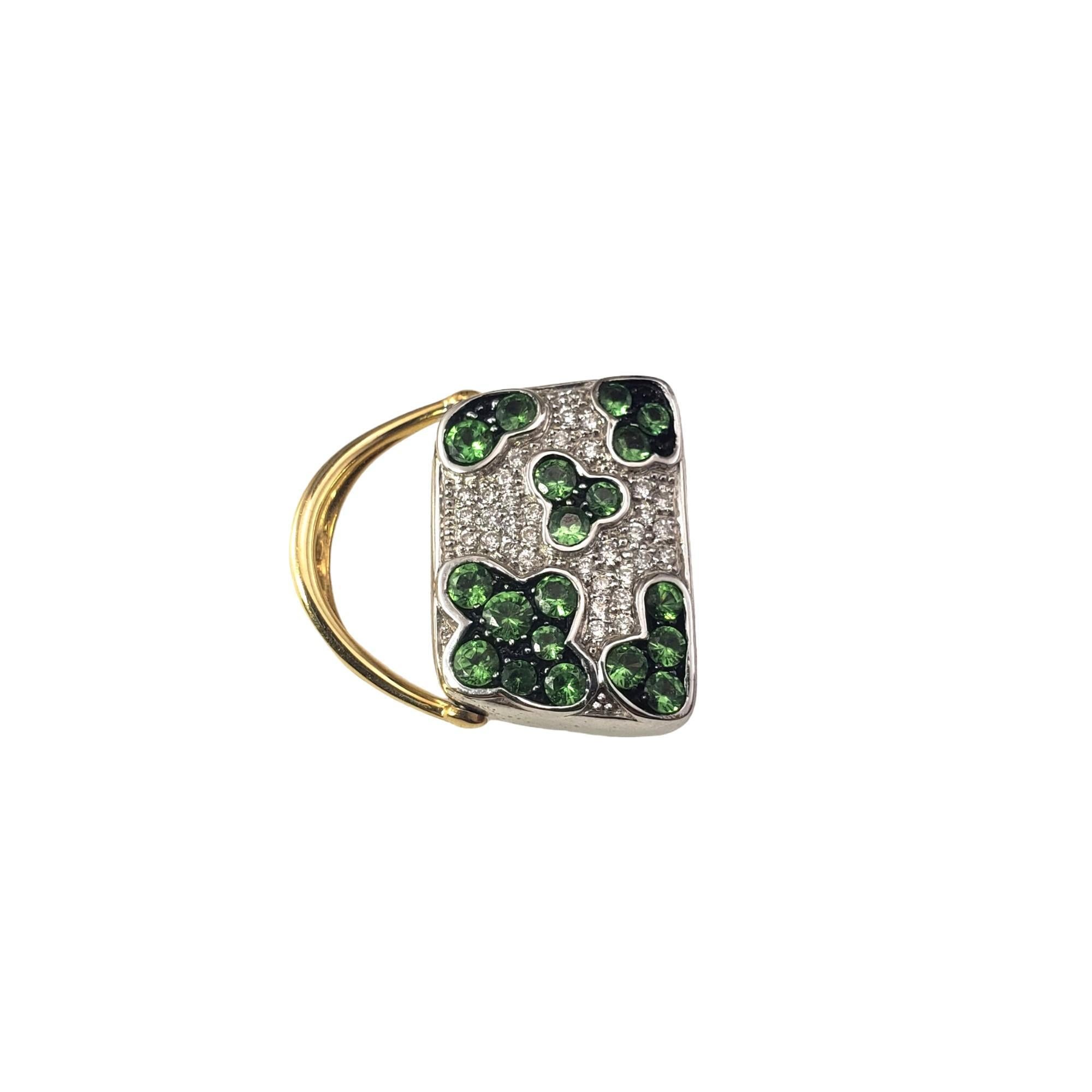 Vintage Mirabelle 18K Zwei-Ton-Gold und Diamant Handtasche Charme-

Dieser reizende Handtaschen-Charme besteht aus 34 runden Diamanten im Brillantschliff und 19 grünen, facettierten Edelsteinen, die in wunderschön detailliertem 18-karätigem Weiß-