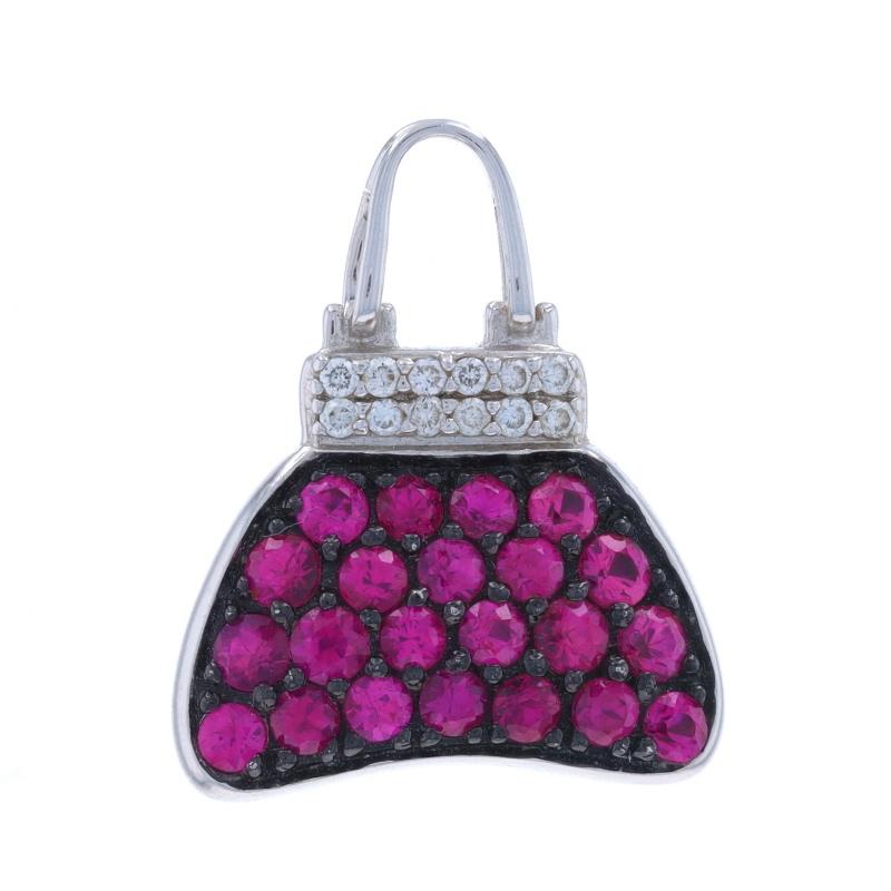 Marchio: Mirabelle

Contenuto del metallo: Oro bianco 18k

Informazioni su A. Stone

Rubini naturali
Trattamento: Riscaldamento
Carati: 1,54ctw
Taglio: Rotondo

Diamanti naturali
Carati: .12ctw
Taglio: Rotondo brillante
Colore: G - H
Chiarezza: SI1