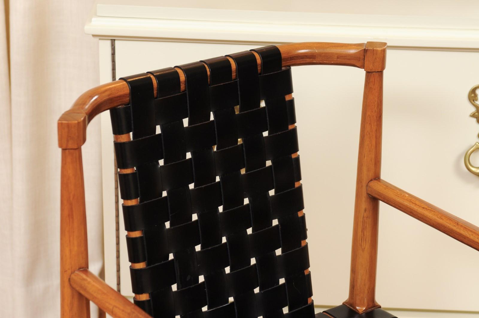 Ensemble miraculeux de 12 chaises à sangles en cuir danois vintage en noyer par Tomlinson en vente 9