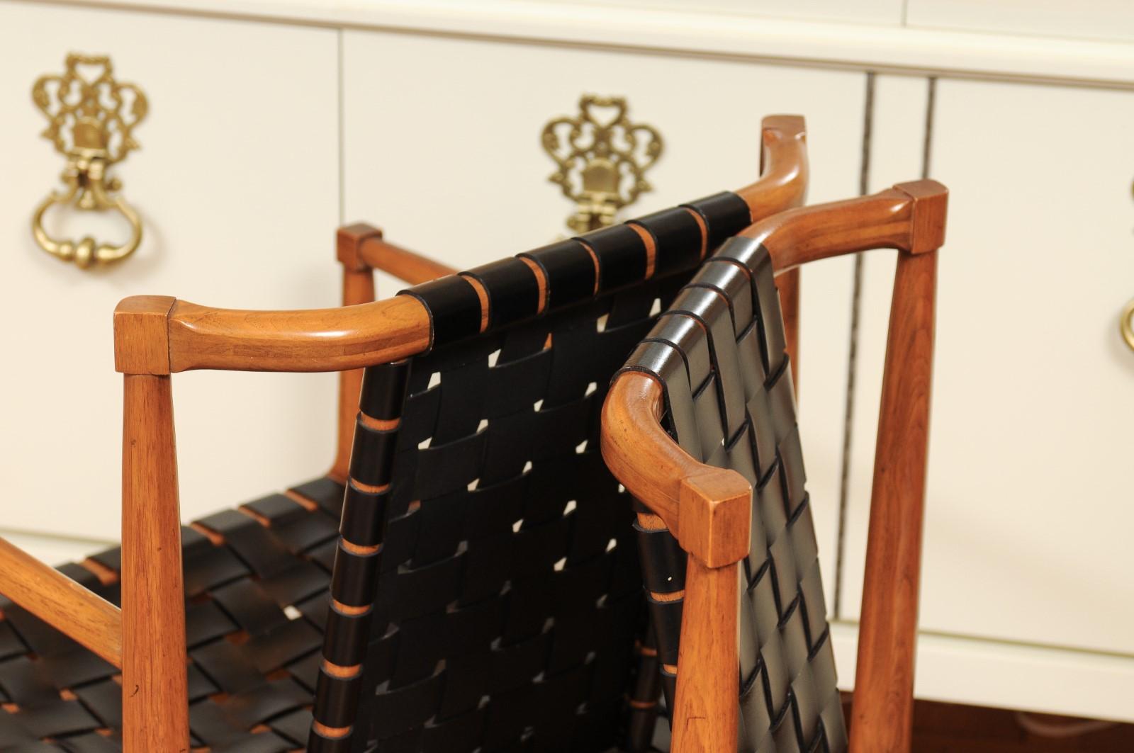 Ensemble miraculeux de 12 chaises à sangles en cuir danois vintage en noyer par Tomlinson en vente 11