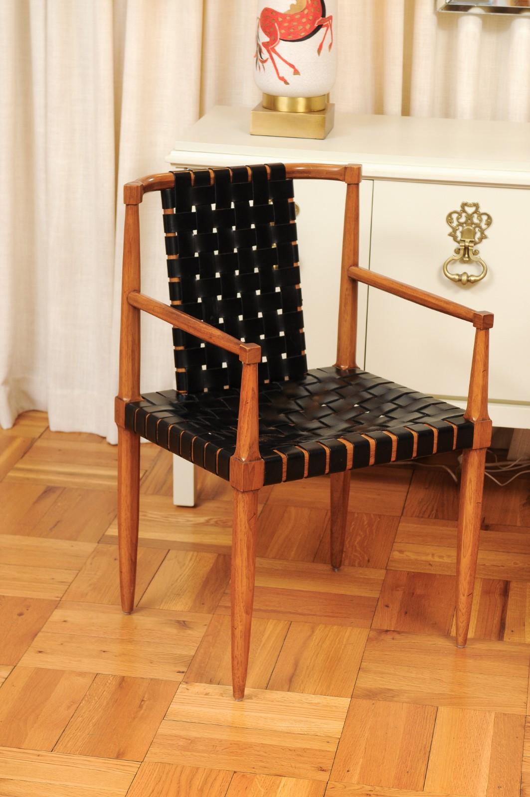 Américain Ensemble miraculeux de 12 chaises à sangles en cuir danois vintage en noyer par Tomlinson en vente