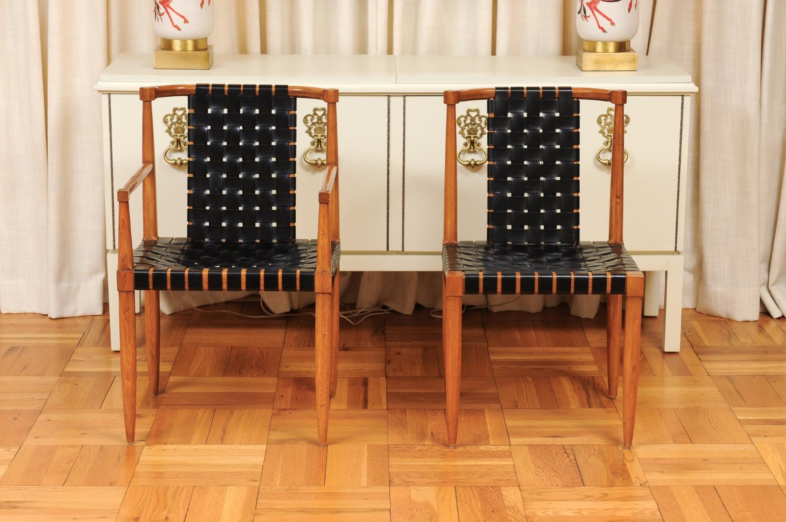 Milieu du XXe siècle Ensemble miraculeux de 12 chaises à sangles en cuir danois vintage en noyer par Tomlinson en vente