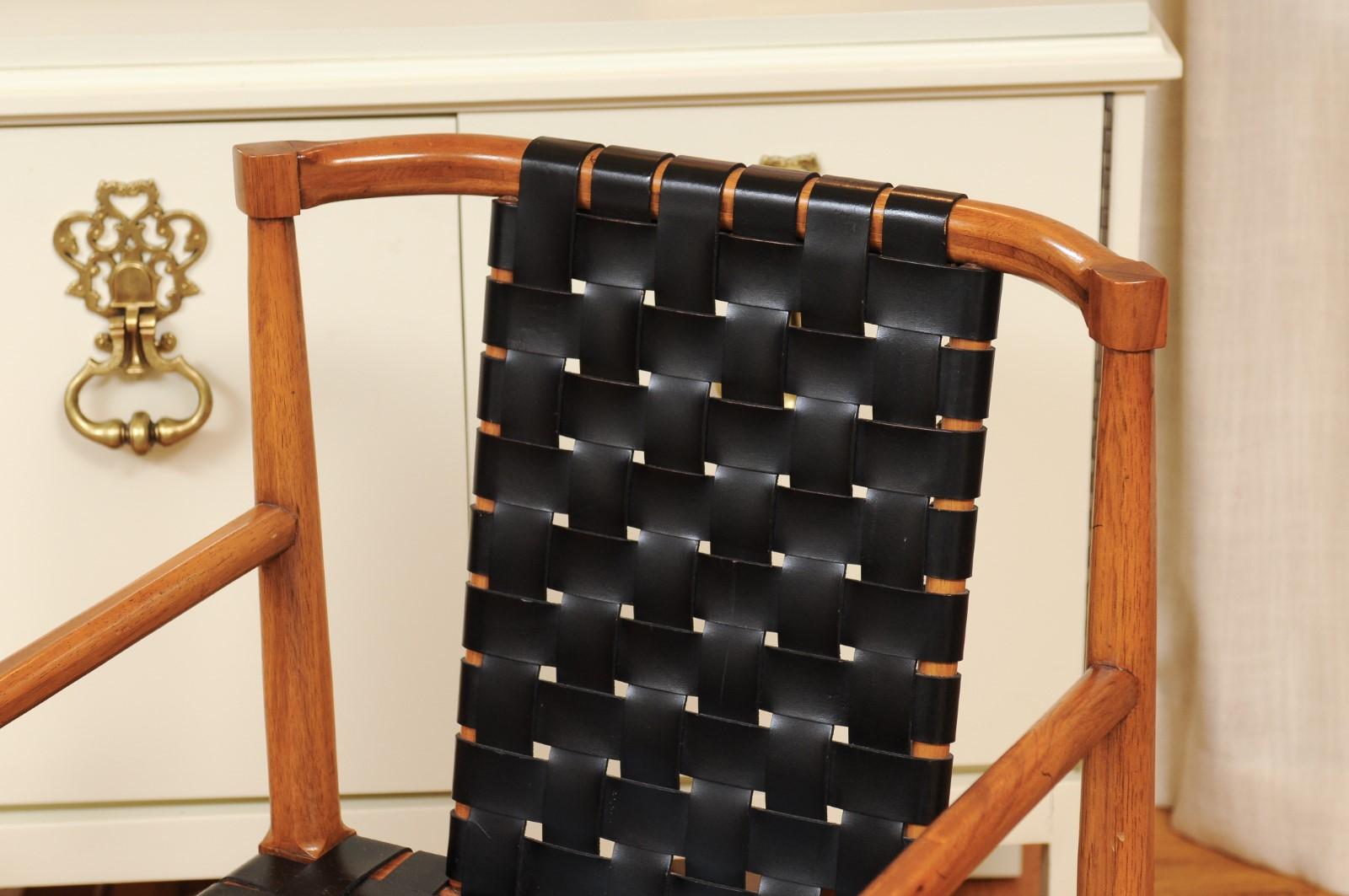 Ensemble miraculeux de 14 chaises ARM à sangles en cuir danois en noyer d'époque, par Tomlinson en vente 11