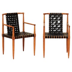 Ensemble miraculeux de 14 chaises ARM à sangles en cuir danois en noyer d'époque, par Tomlinson