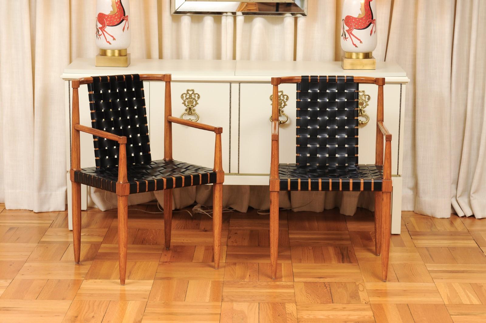 Mid-Century Modern Ensemble miraculeux de 14 chaises ARM à sangles en cuir danois en noyer d'époque, par Tomlinson en vente