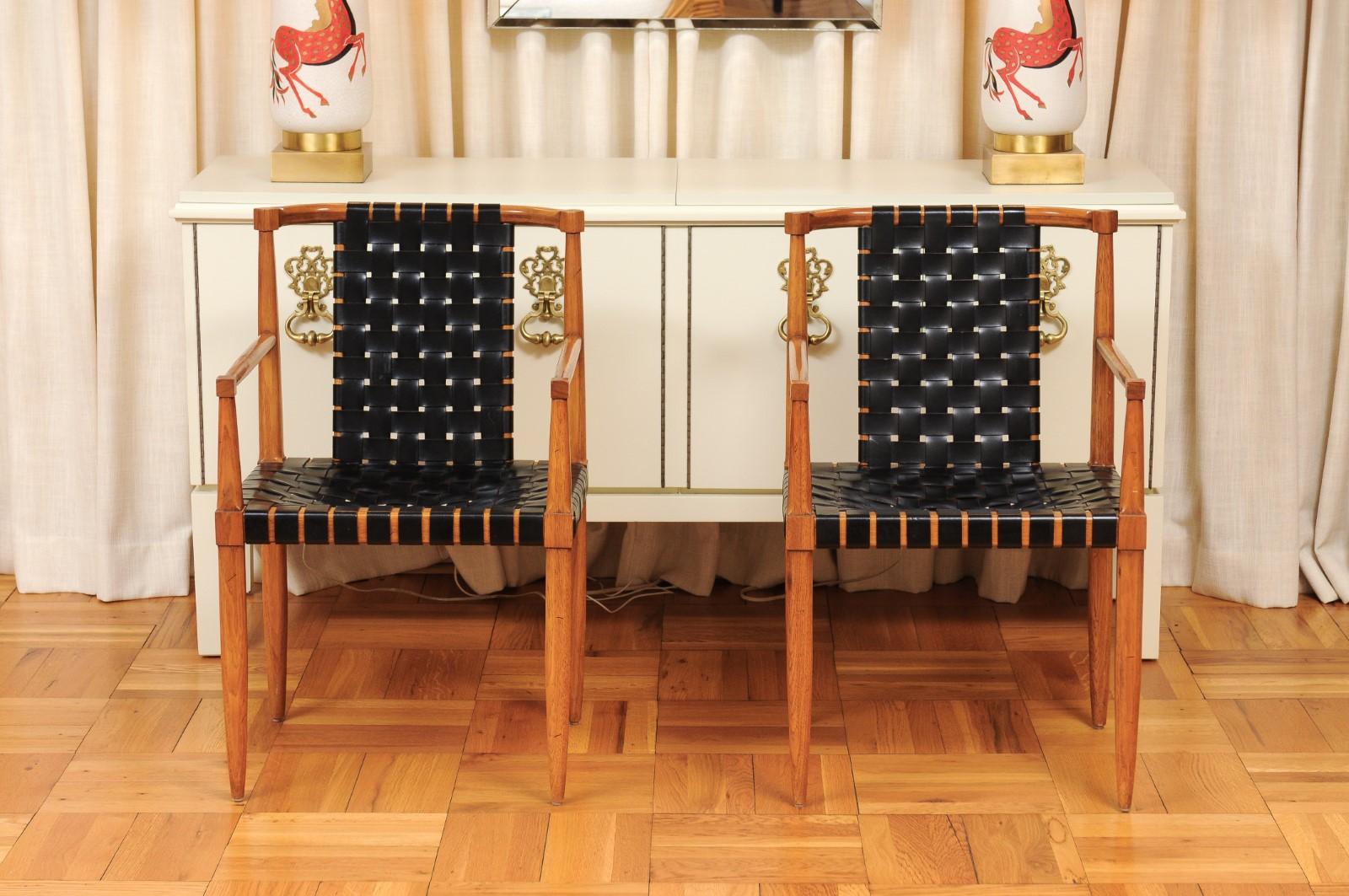Cuir Ensemble miraculeux de 14 chaises ARM à sangles en cuir danois en noyer d'époque, par Tomlinson en vente