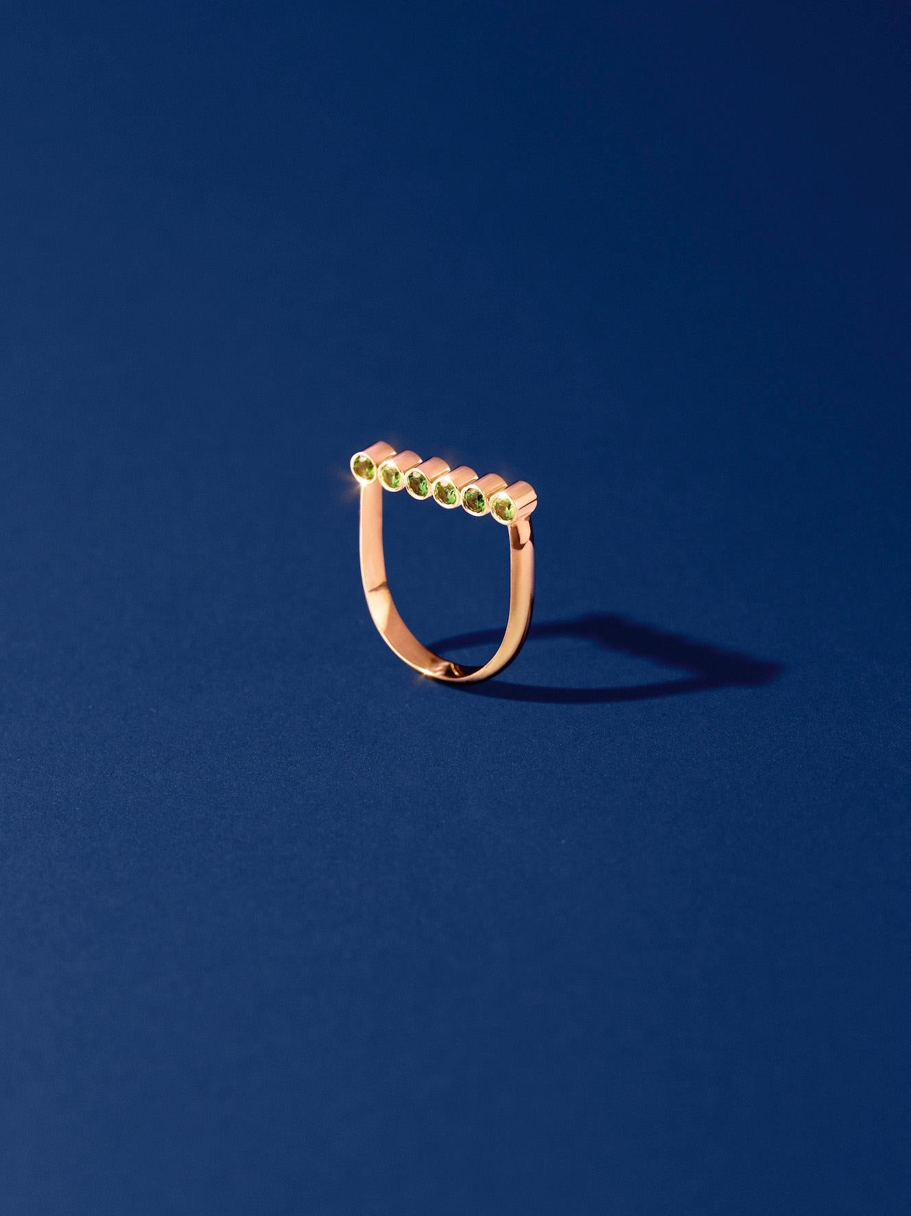 Mirage is a series of rings made up of 1, 4 or 6 18k gold tubes set on either side with colored gems, Mirage reveals color and shine through movement.
SIZE : 54
