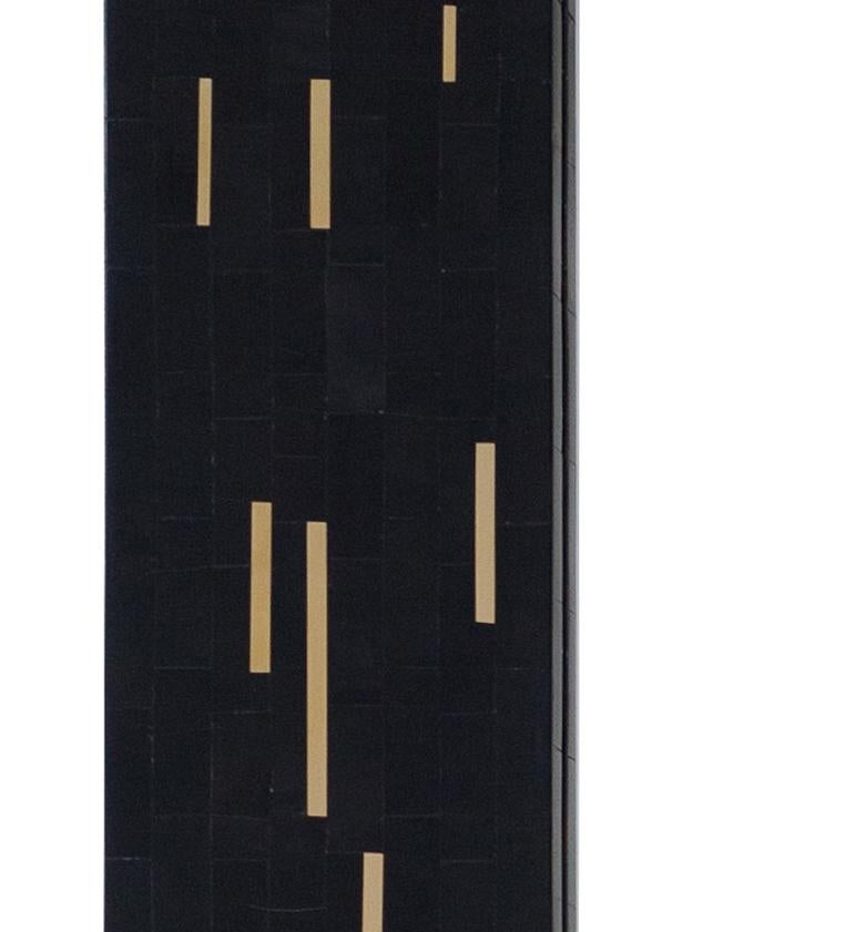 La cornice di questo specchio è realizzata in Wood, legno e ottone. Intarsi in ottone di larghezza e lunghezza casuale sono intarsiati sul corno nero per dare un senso di drammaticità e movimento. Questi intarsi in ottone possono essere