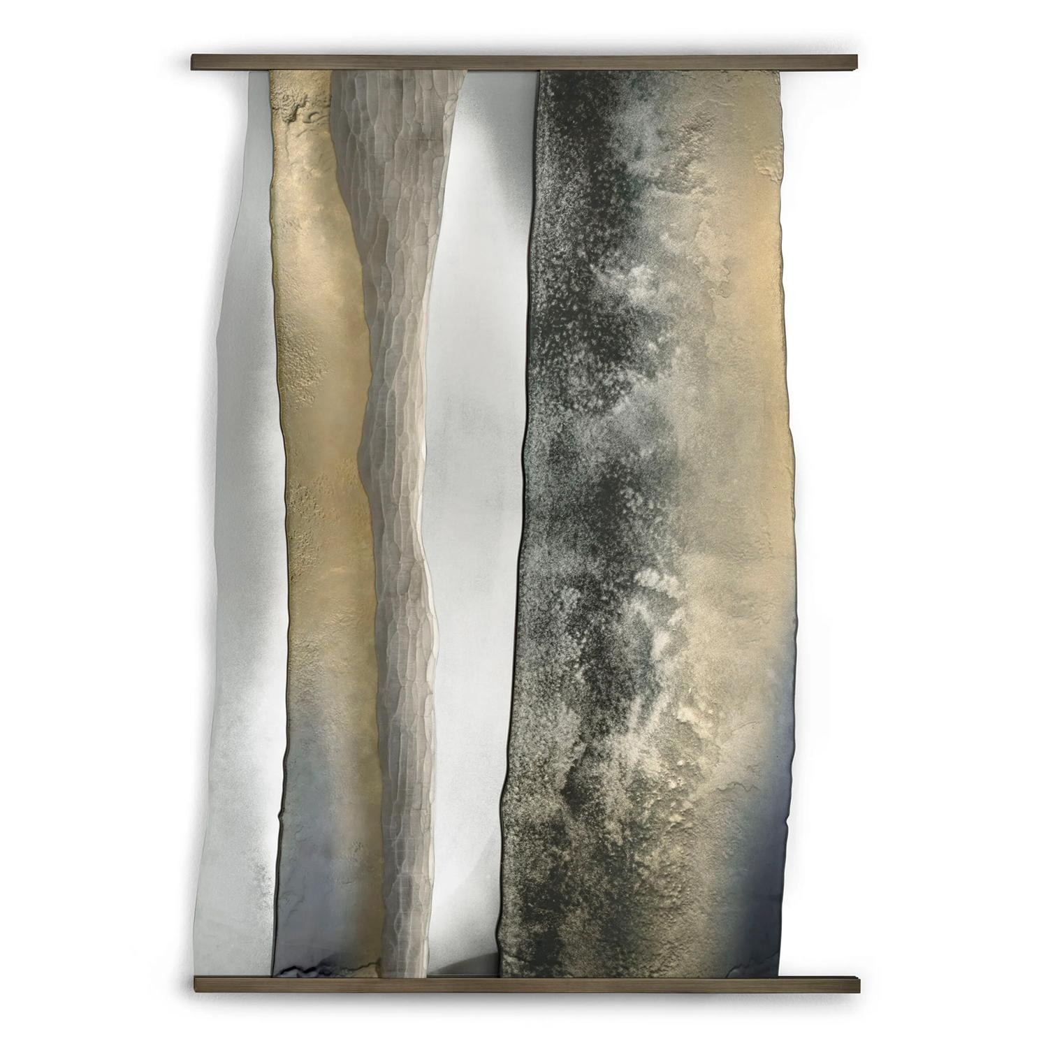 Miroir Mirage I avec 3 panneaux de verre. 1 panneau en verre cuit à l'arrière avec 
Partie en verre miroir en finition antique moyenne autour. Avec 2 panneaux coulissants 
en verre cuit, chacun dans 2 finitions arty différentes. Miroir avec 2