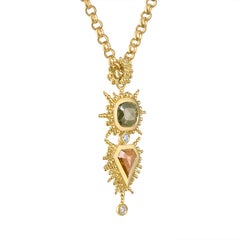 Collana con ciondolo scultoreo Mirage OOAK in oro 18 carati con diamanti taglio rosa e diamanti rustici