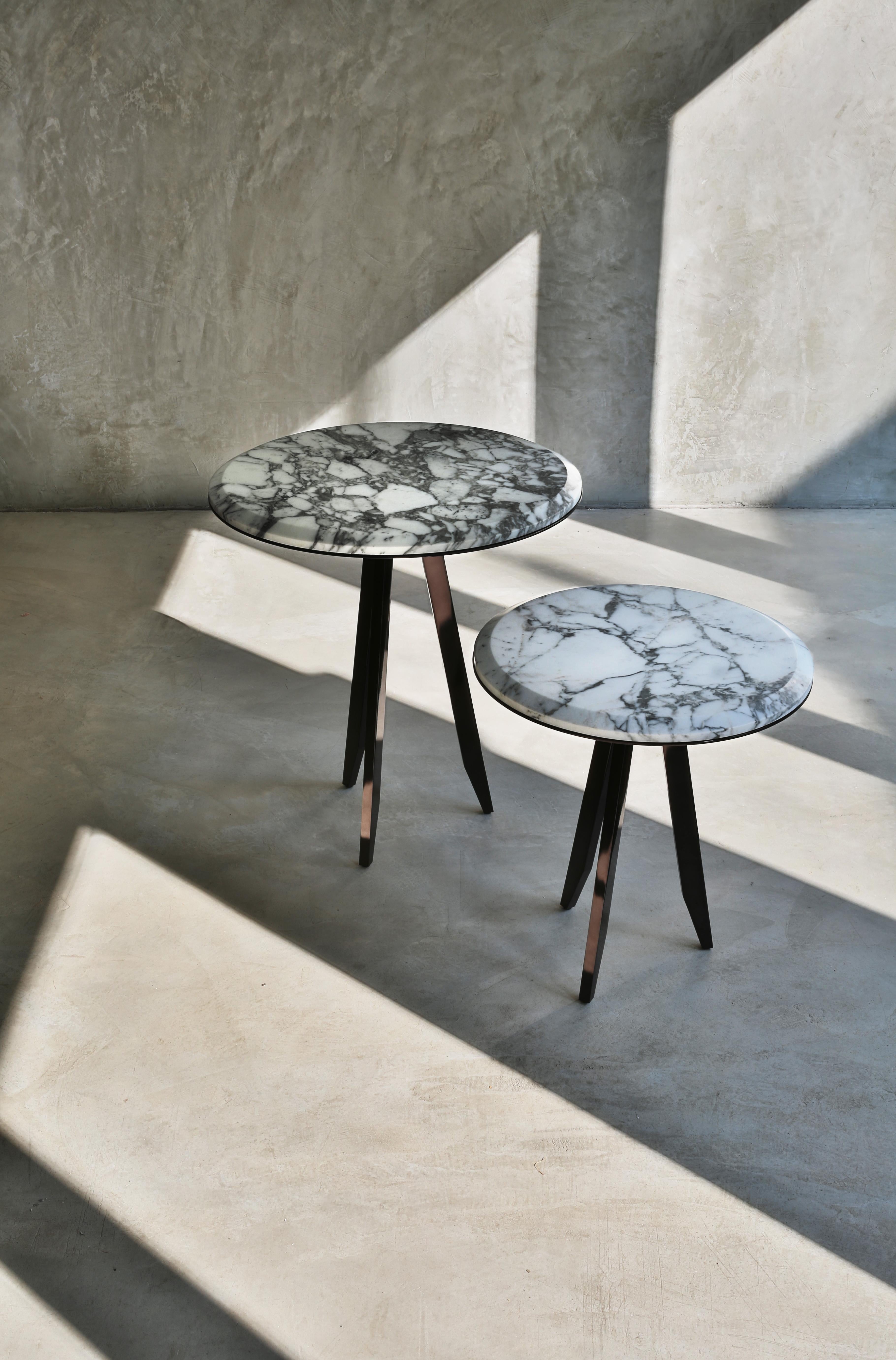 You can also buy them individually, but the Mirage round tables give their best in pairs. For this reason we want to offer you a duo of sure effect: a larger coffee table (50 centimeters in diameter and 54 in height) and a smaller one (40