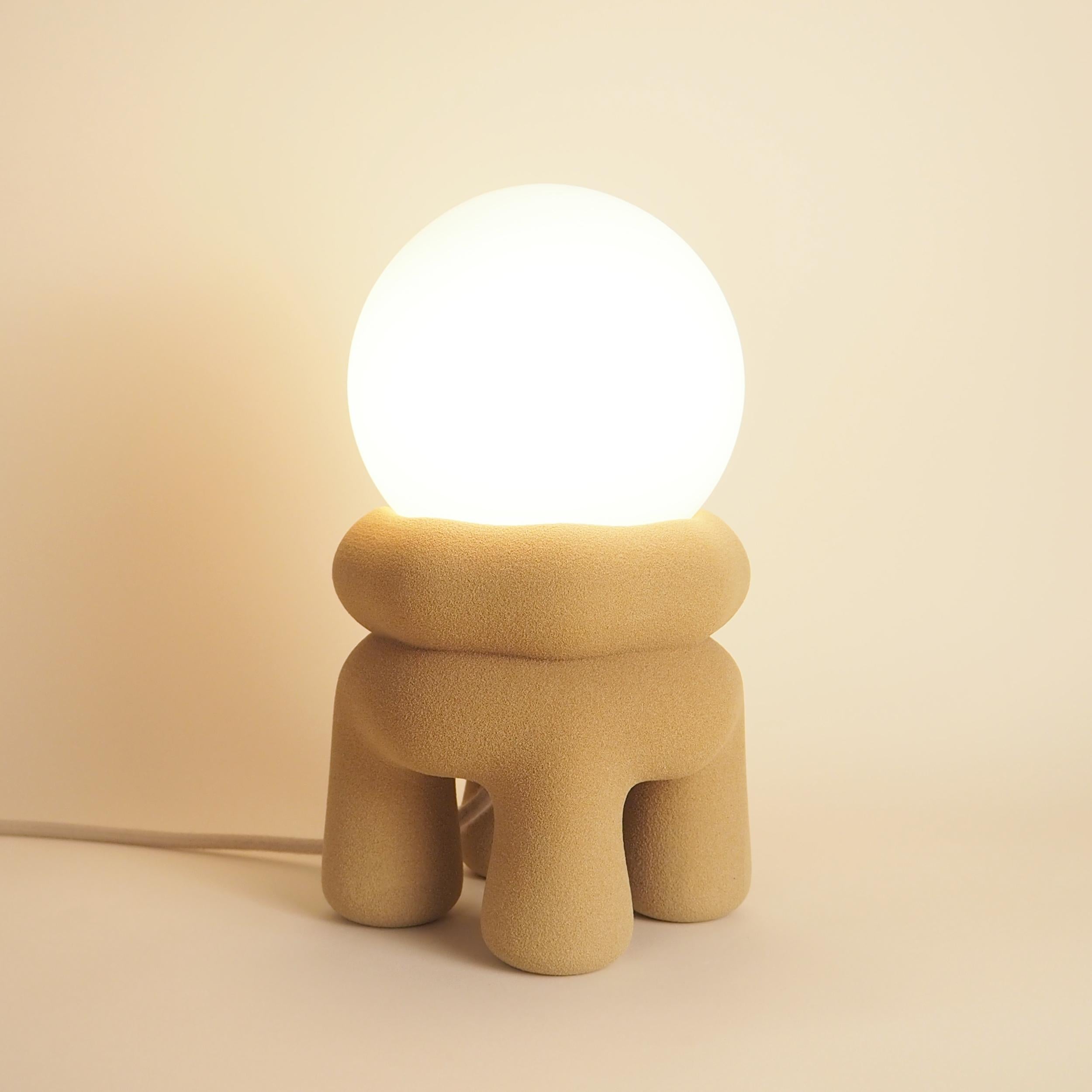 Lampada da tavolo Mirage di Luis Gimeno
Dimensioni: D. 17 x L. 17 x H. 29 cm
Materiali: Sabbia di quarzo.

Disponibile nei colori beige, rosa o nero. Contattateci.

Questa lampada è stata realizzata utilizzando la più recente tecnologia di stampa 3D
