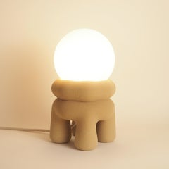 Sphärische oberfläche, organischer vierbeiniger sockel quarzsand tischlampe by Luis Gimeno