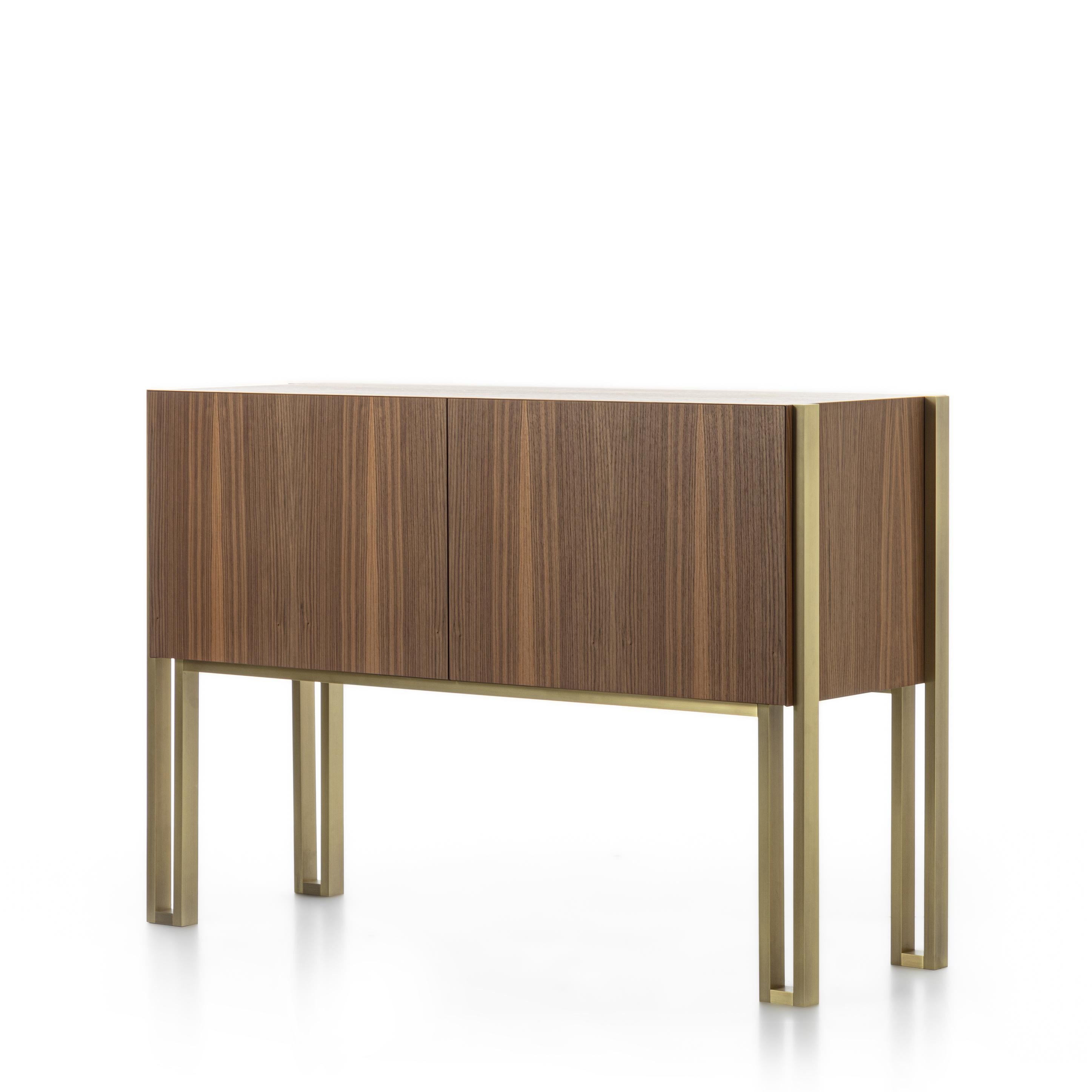 A modern vibe envelops this vintage sideboard. The leg’s elements elude the gaze of the observer and give the upper part a vertical momentum and a satisfying elegance.
This piece of exceptional work can sit well against a wall but has a desire to